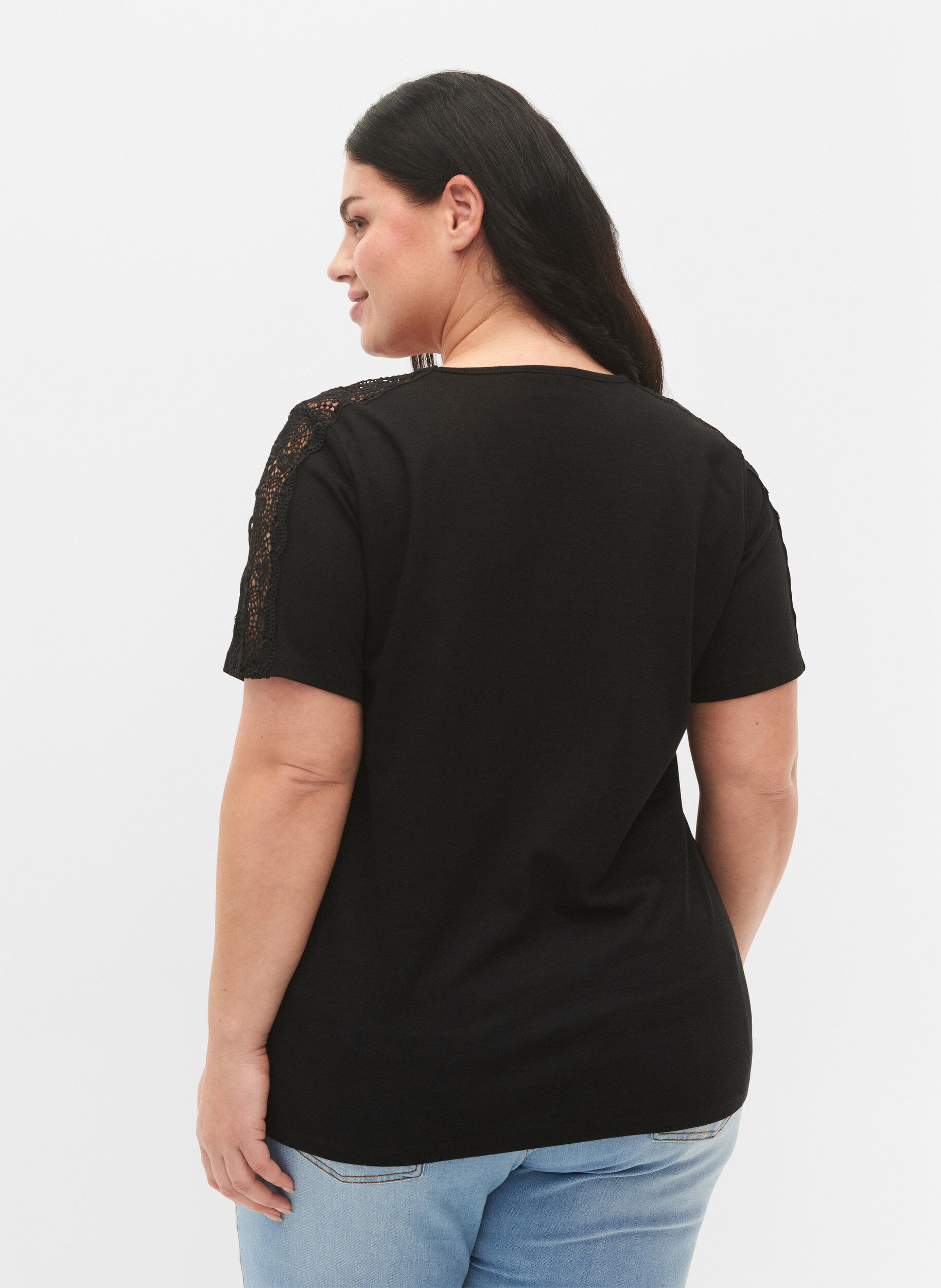 Zizzi Kurz&auml;rmelige Bluse mit Spitze und V-Ausschnitt, Black, Model image number 1