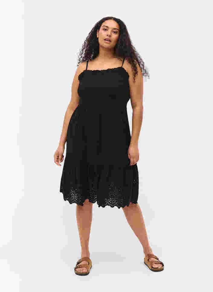Viskose Strandkleid mit Smock und Lochstickerei, Black, Model image number 2