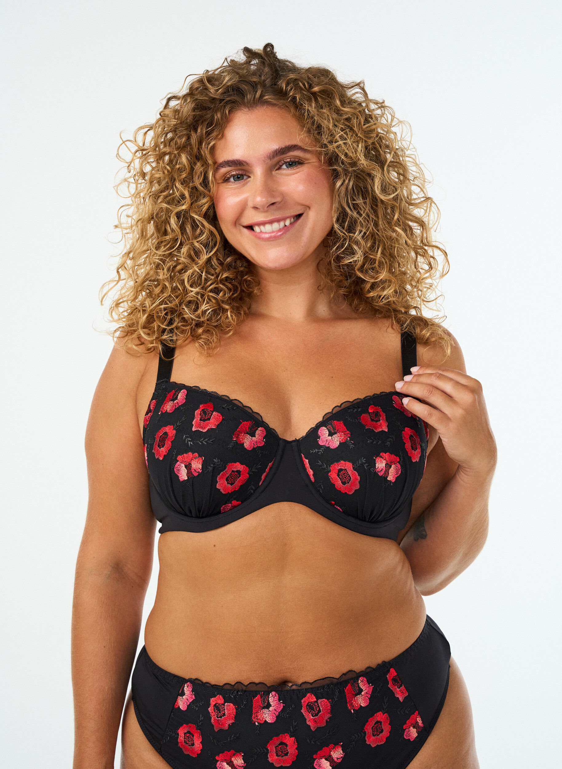 ZizziGepolsterter B&uuml;gel-BH mit gebl&uuml;mter Stickerei, Schwarz, Model image number 0