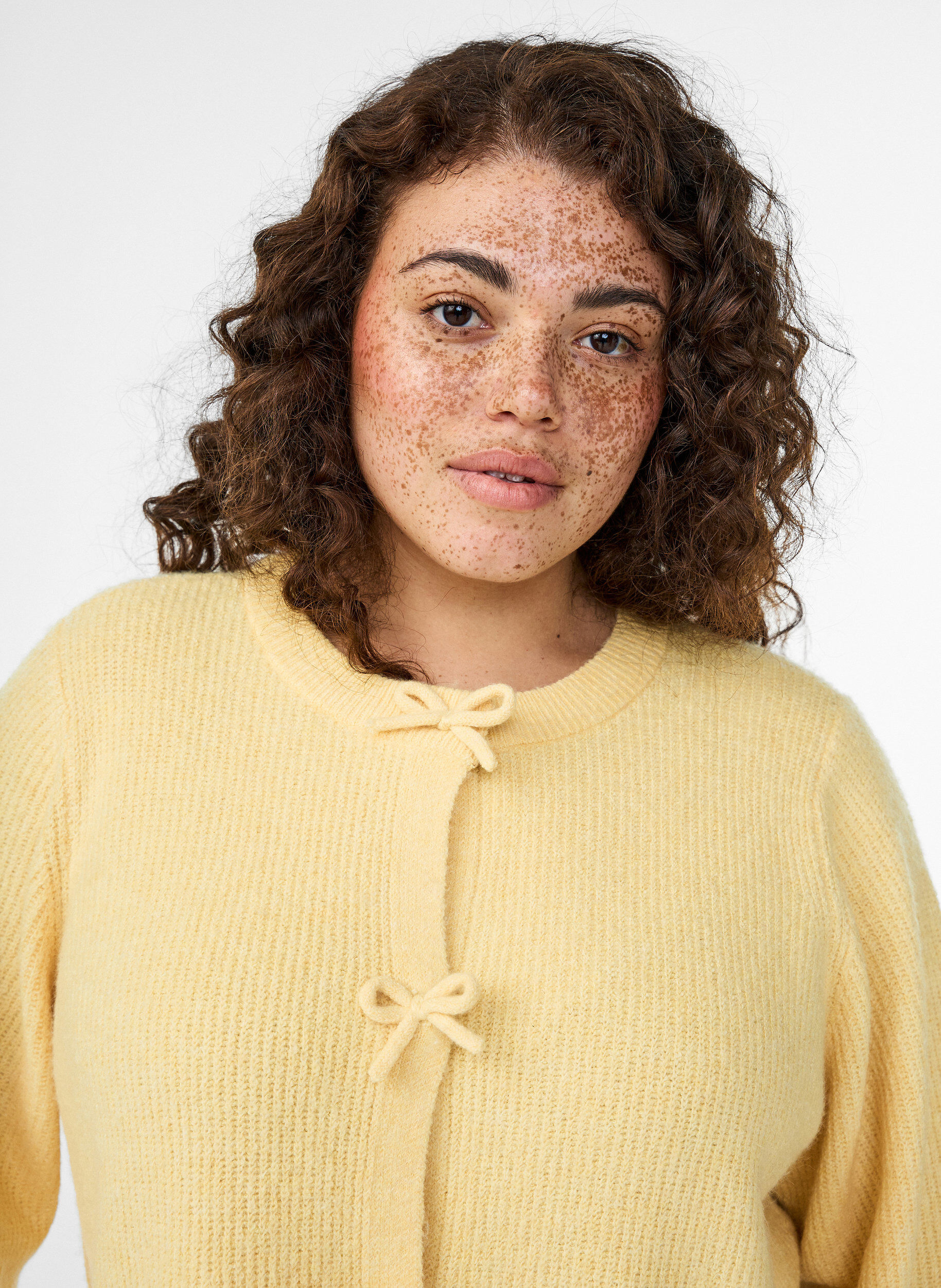 Zizzi Kurz&auml;rmelige Strickjacke mit Schleifen, Gelb, Model image number 3