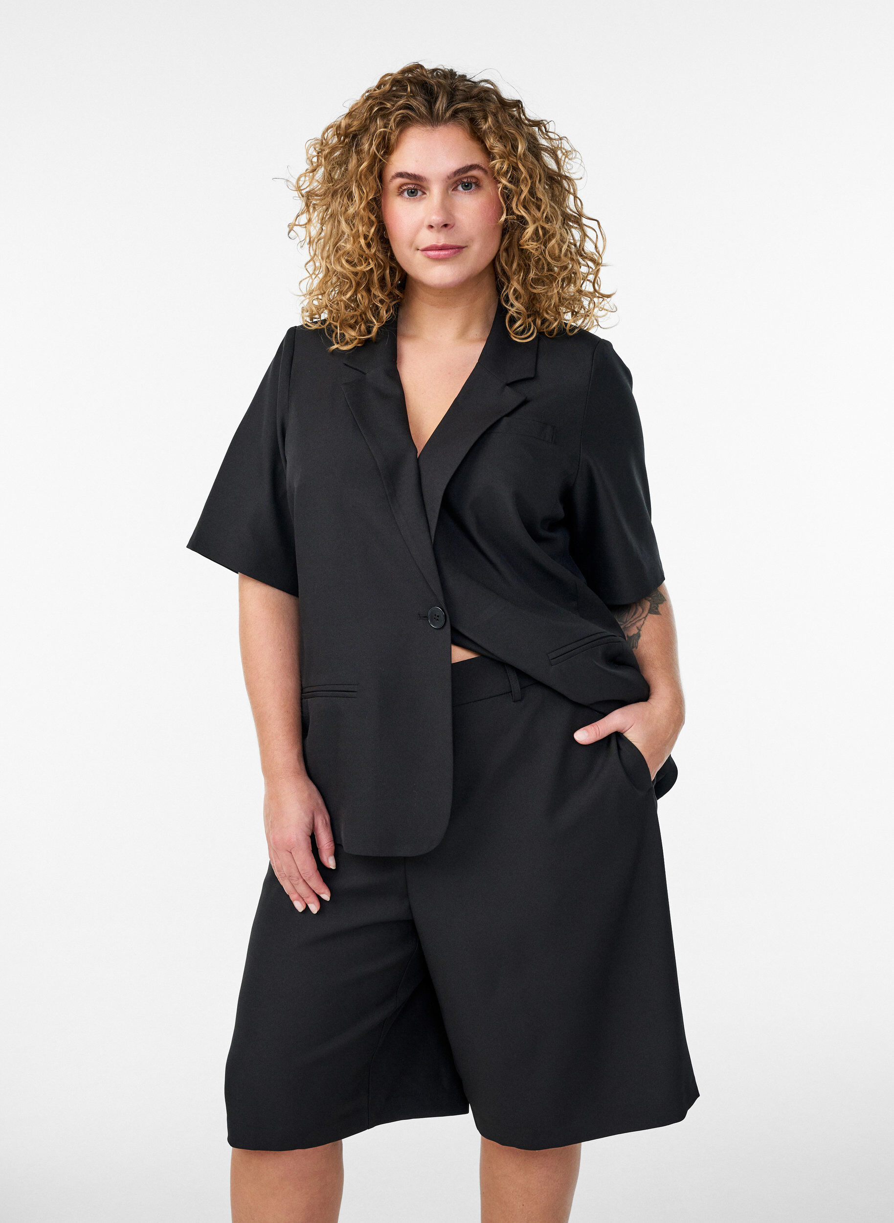 ZizziLockere Bermudashorts mit hoher Taille, Schwarz, Model image number 0