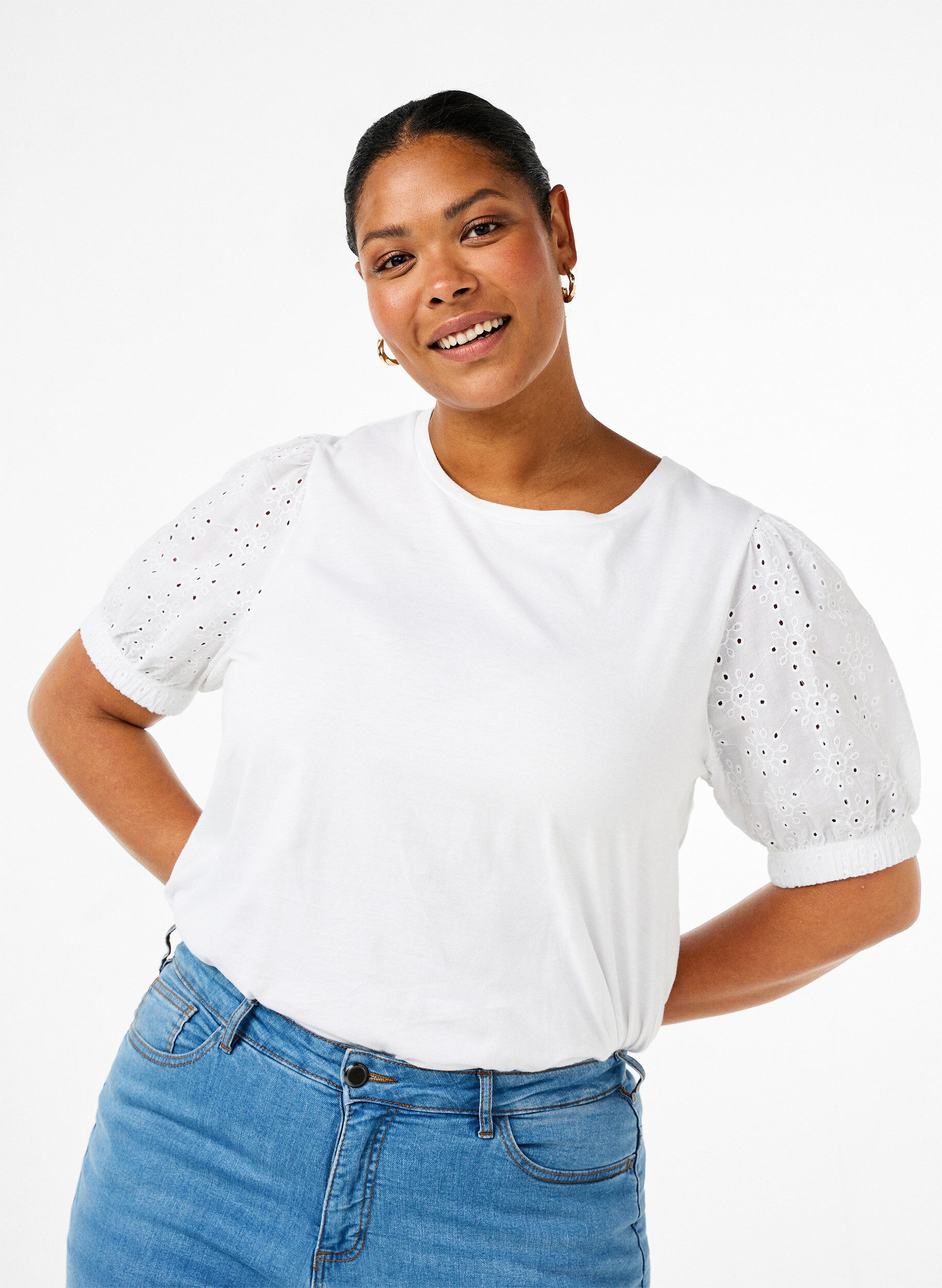Zizzi Bluse aus Bio-Baumwolle mit Lochstickerei am &Auml;rmel, Bright White, Model image number 0
