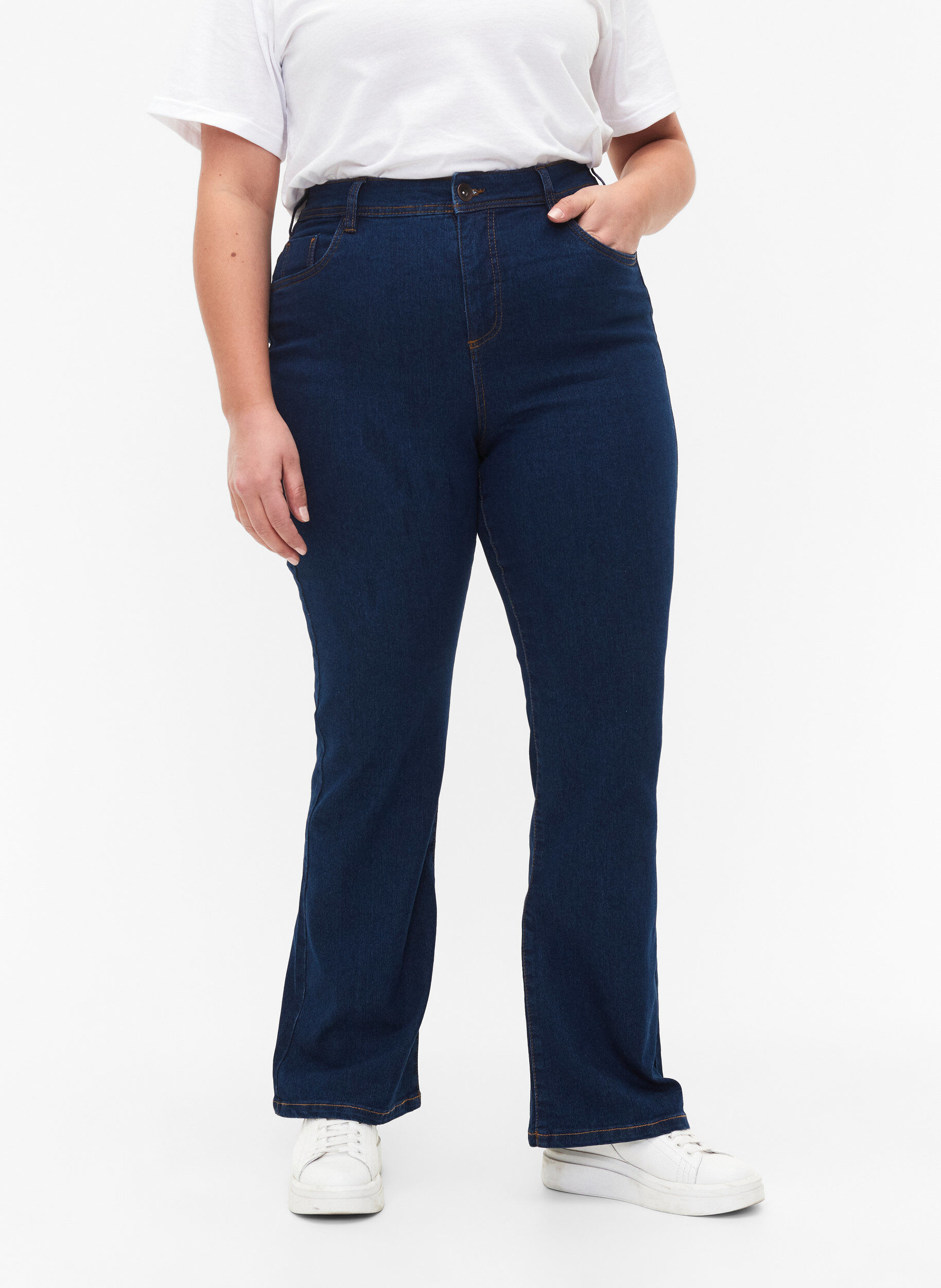 ZizziHoch taillierte Jeans mit Bootcut, Blau, Model image number 2