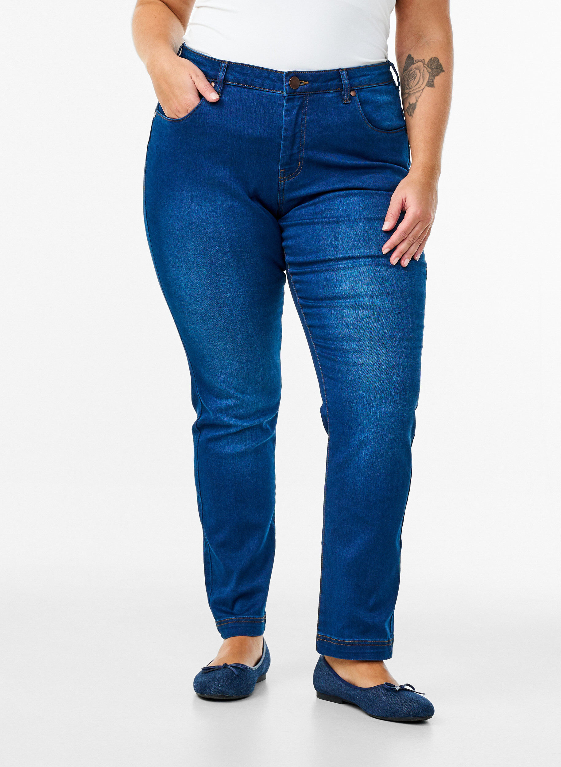 Zizzi Slim Fit Emily Jeans mit normaler Taillenh&ouml;he, Blau, Model image number 2