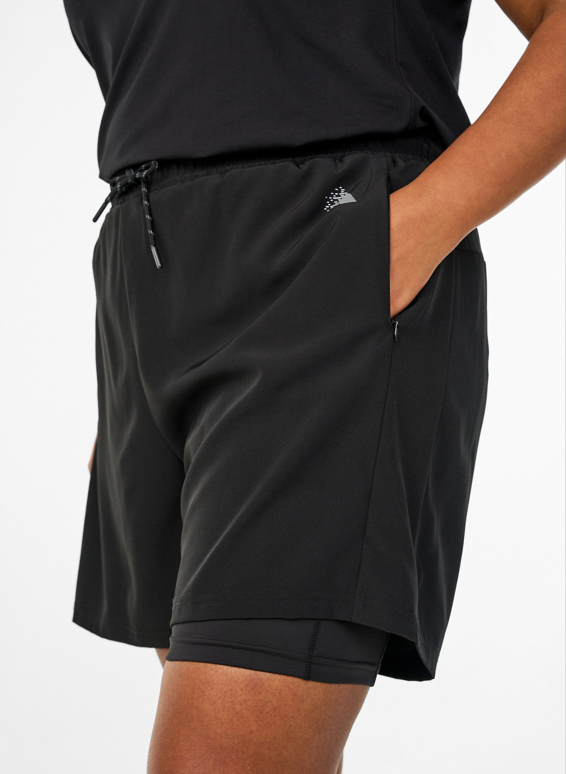 Zizzi Trainingsshorts mit Innenhose und Handytasche, Schwarz, Model image number 3