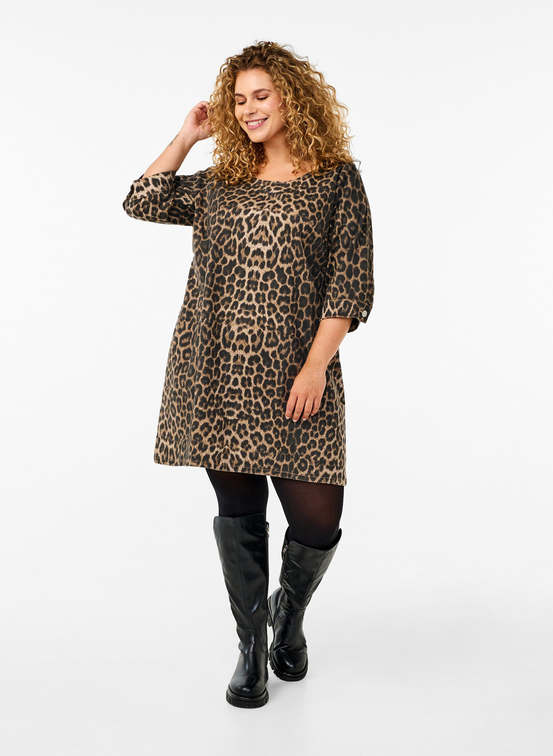 Zizzi Jeanskleid mit Leoparden-Print, Braun, Model image number 1