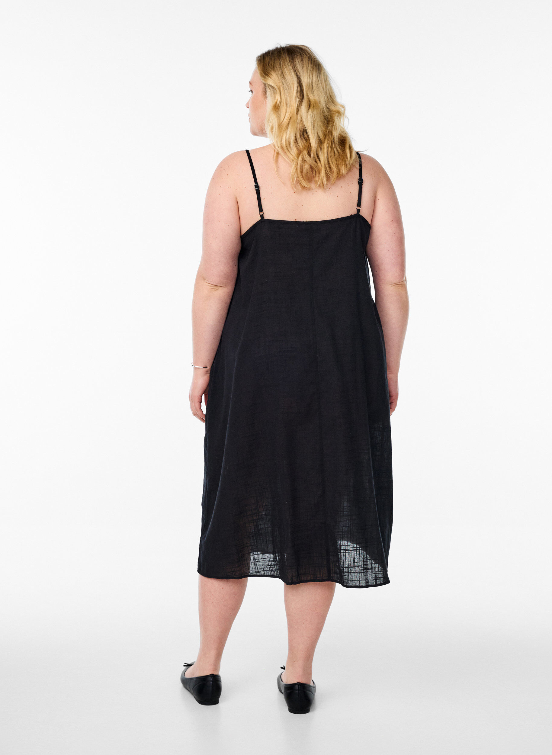 Zizzi FLASH - Baumwollkleid mit Midi-L&auml;nge und Tr&auml;gern, Schwarz, Model image number 1