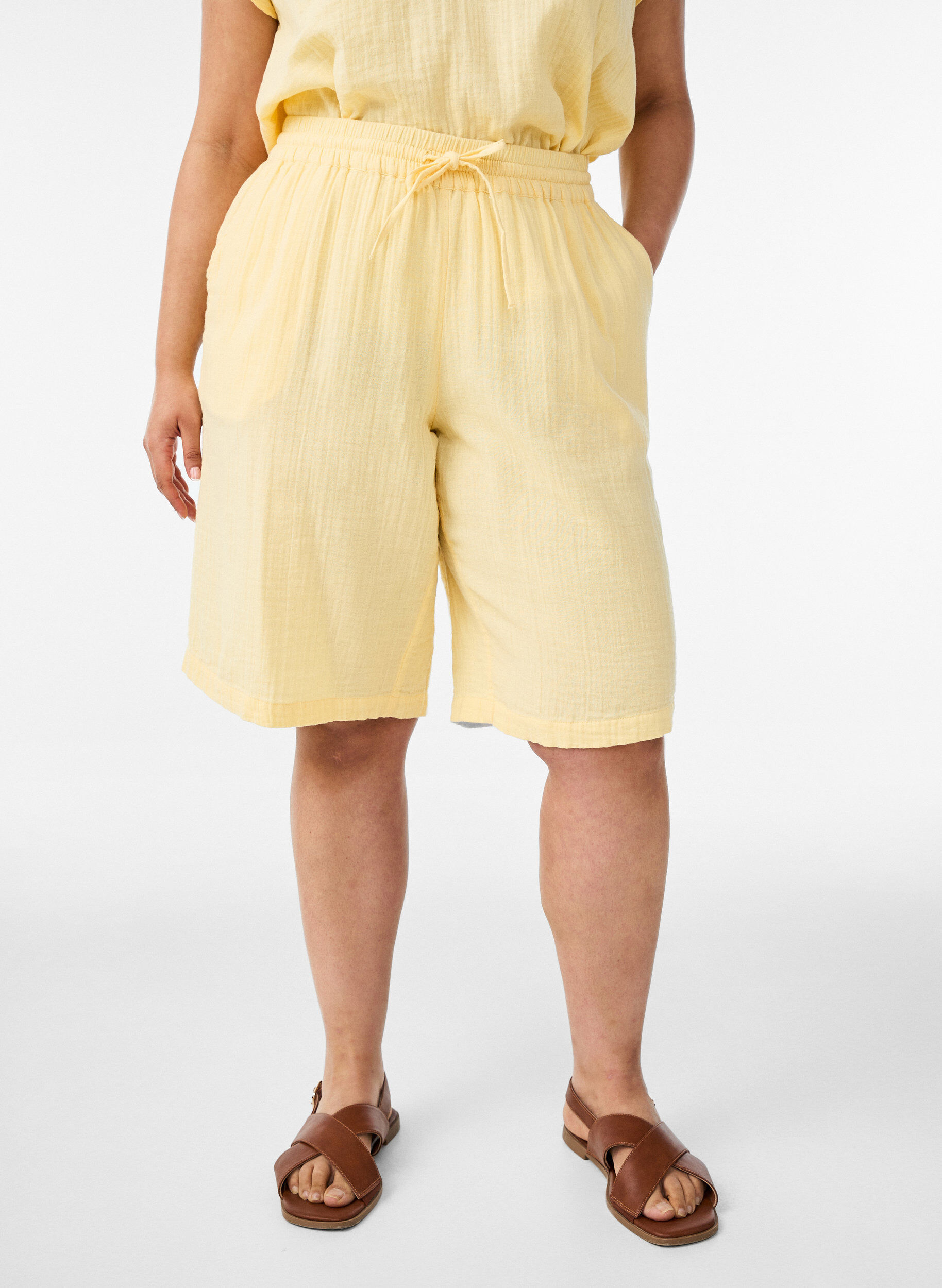 Lockere Shorts aus Baumwollmusselin mit hoher Taille, Gelb, Model