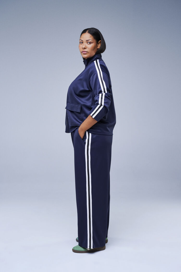 Trainingsset mit sportlichen Streifen, , Model