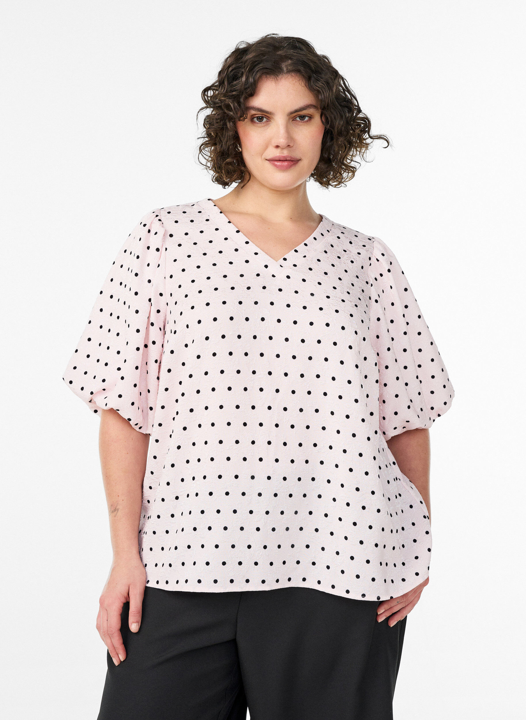 Zizzi Bluse mit Polka-Dot-Muster und Ballon&auml;rmeln, Pink, Model image number 0