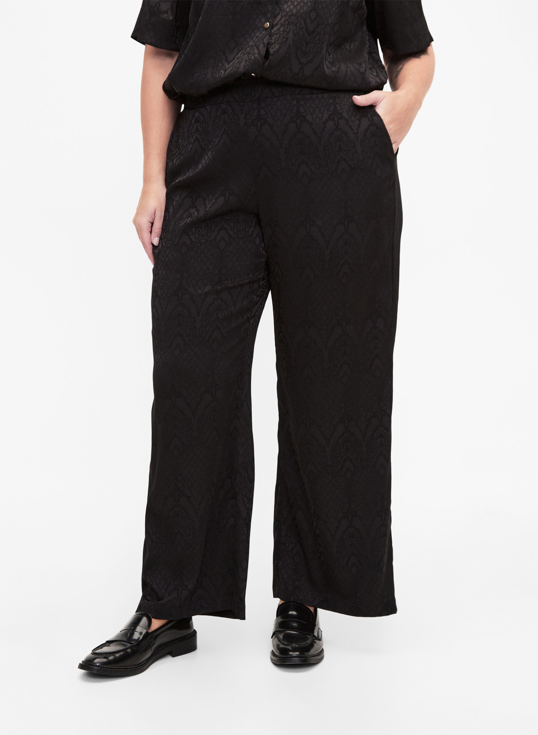 Zizzi Hose mit Strukturmuster, Black, Model image number 2