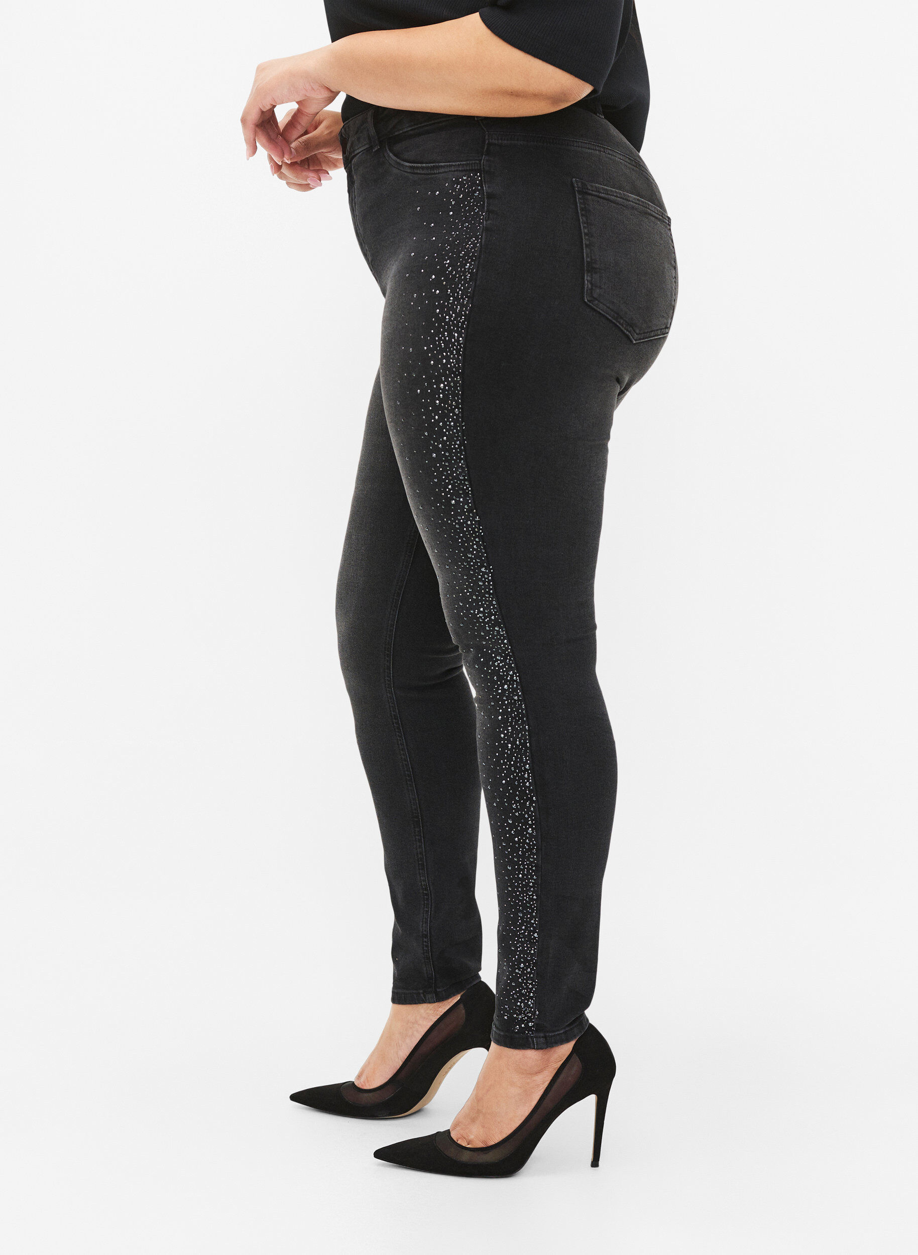 Zizzi Hoch taillierte Amy Jeans mit Strasssteinen, Grey Denim, Model image number 3
