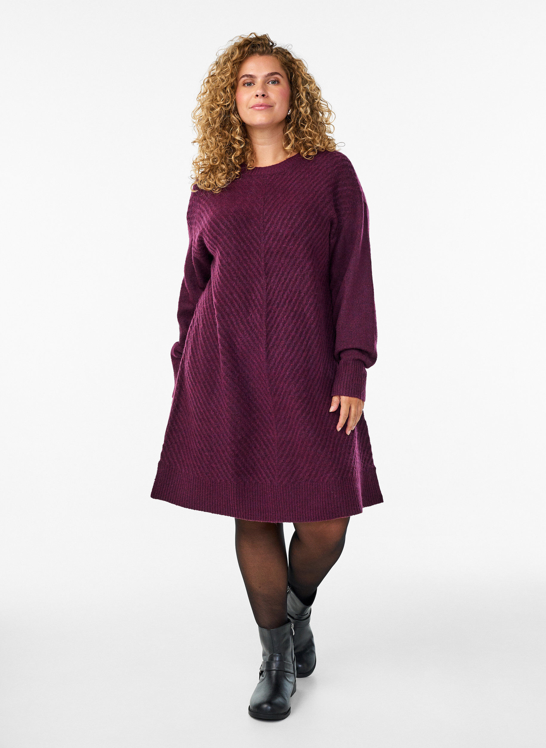 Zizzi Kurzes Strickkleid mit V-f&ouml;rmigem Strukturmuster, Lila, Model image number 1