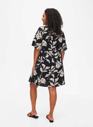 FLASH – Kurzärmeliges Kleid mit Gürtel, Black Off White Fl., Model image number 1