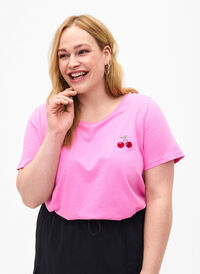 T-Shirt aus Baumwolle mit aufgestickter Kirsche, Roseb. W. CherryEMB., Model