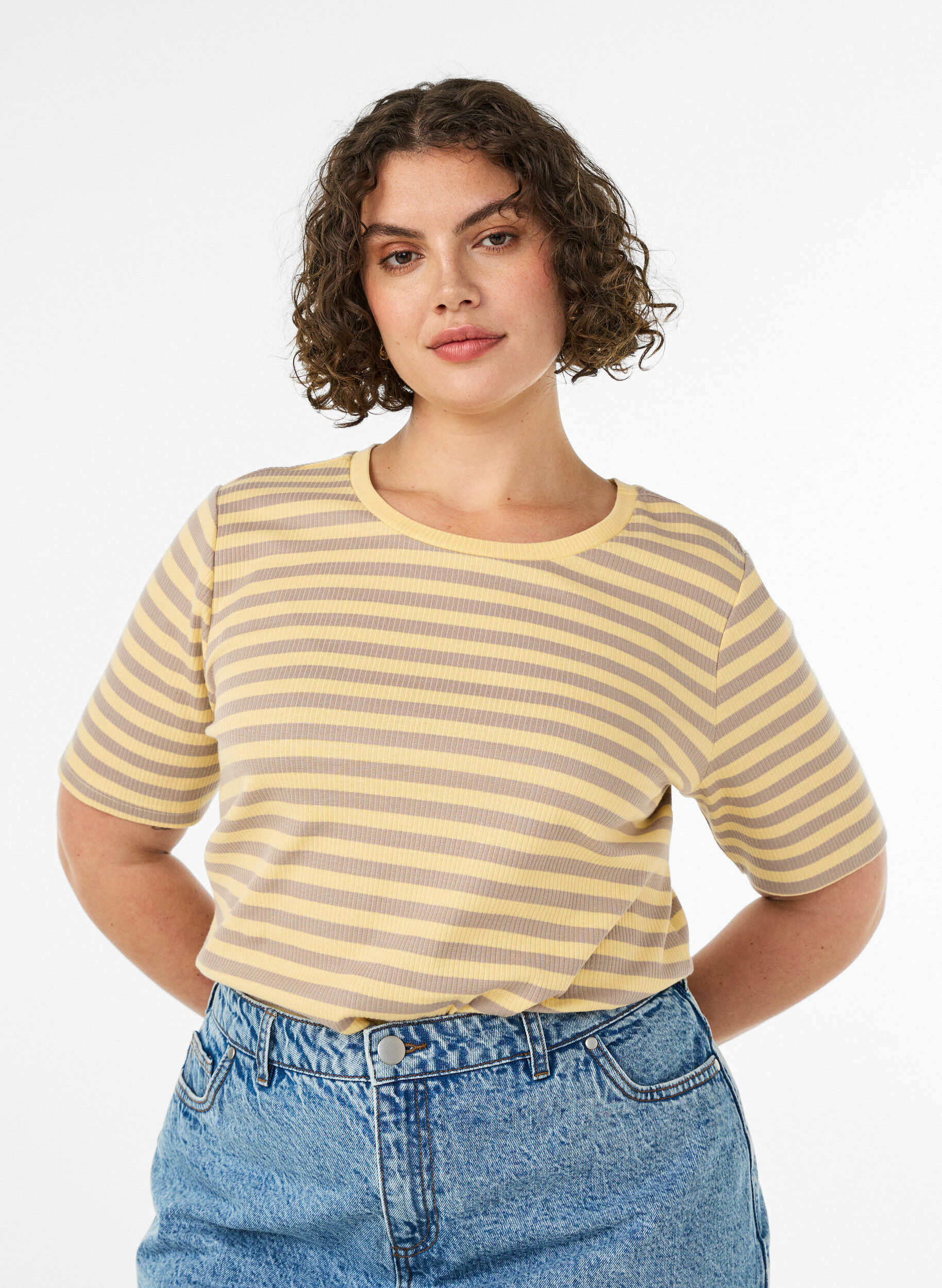 Gestreiftes T-Shirt mit gerippter Struktur, Gelb, Model