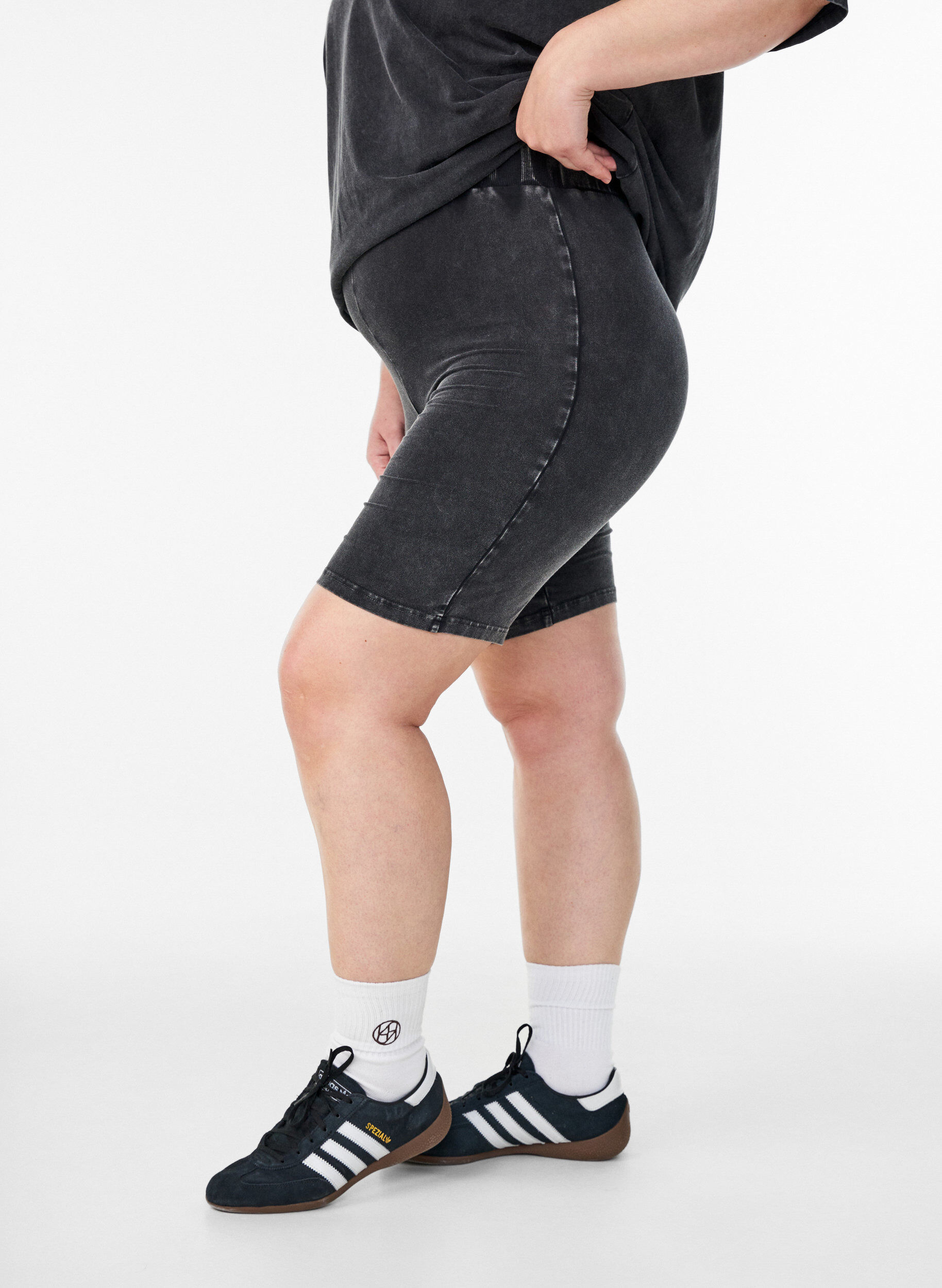 Zizzi Eng anliegende Shorts aus Jersey in Washed-Optik, Schwarz, Model image number 0
