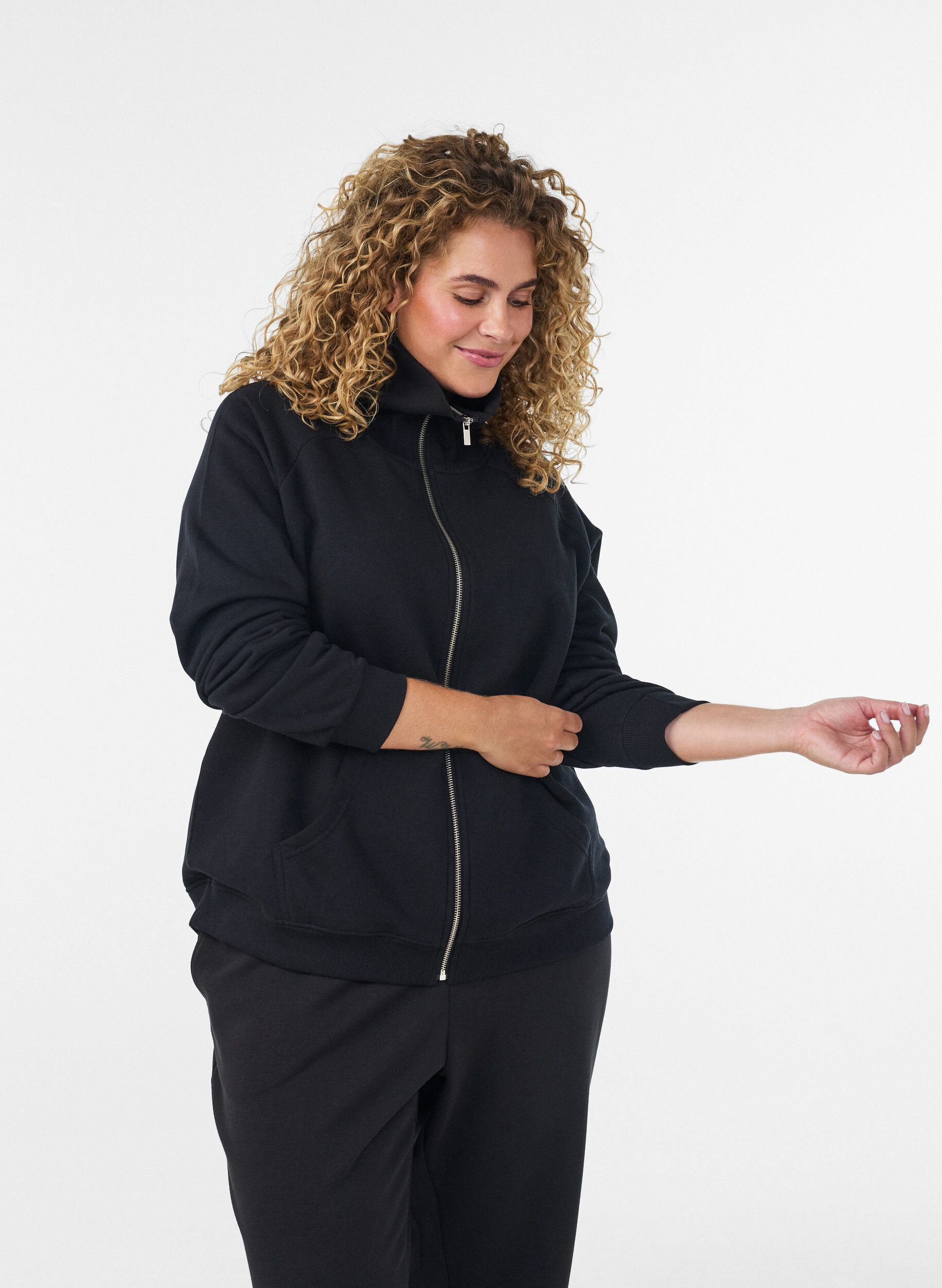 Sweatjacke mit hohem Kragen und Rei&szlig;verschluss, Schwarz, Model