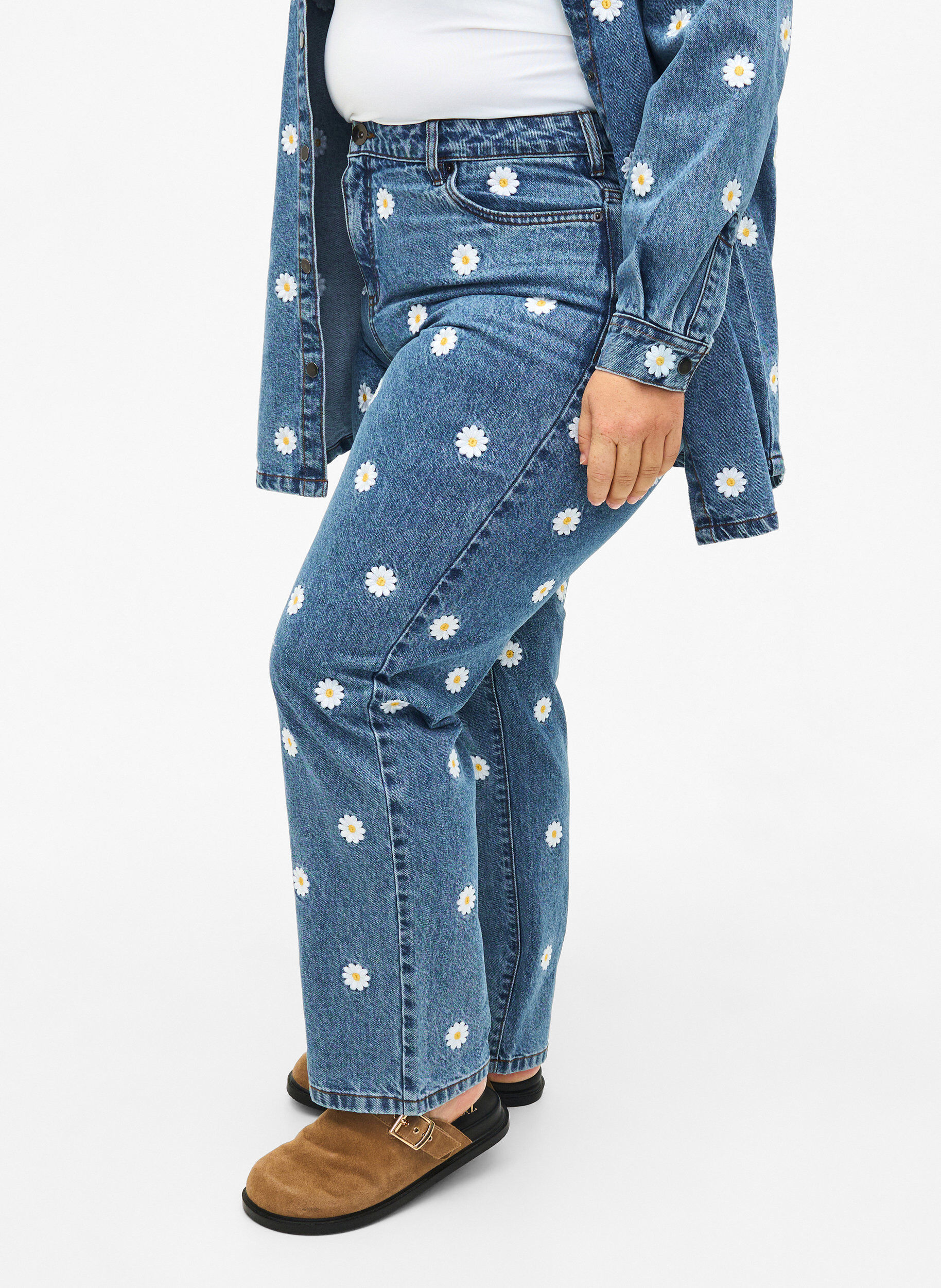 Zizzi  Gemma Jeans mit hoher Taille und G&auml;nsebl&uuml;mchen, Blau, Model image number 2