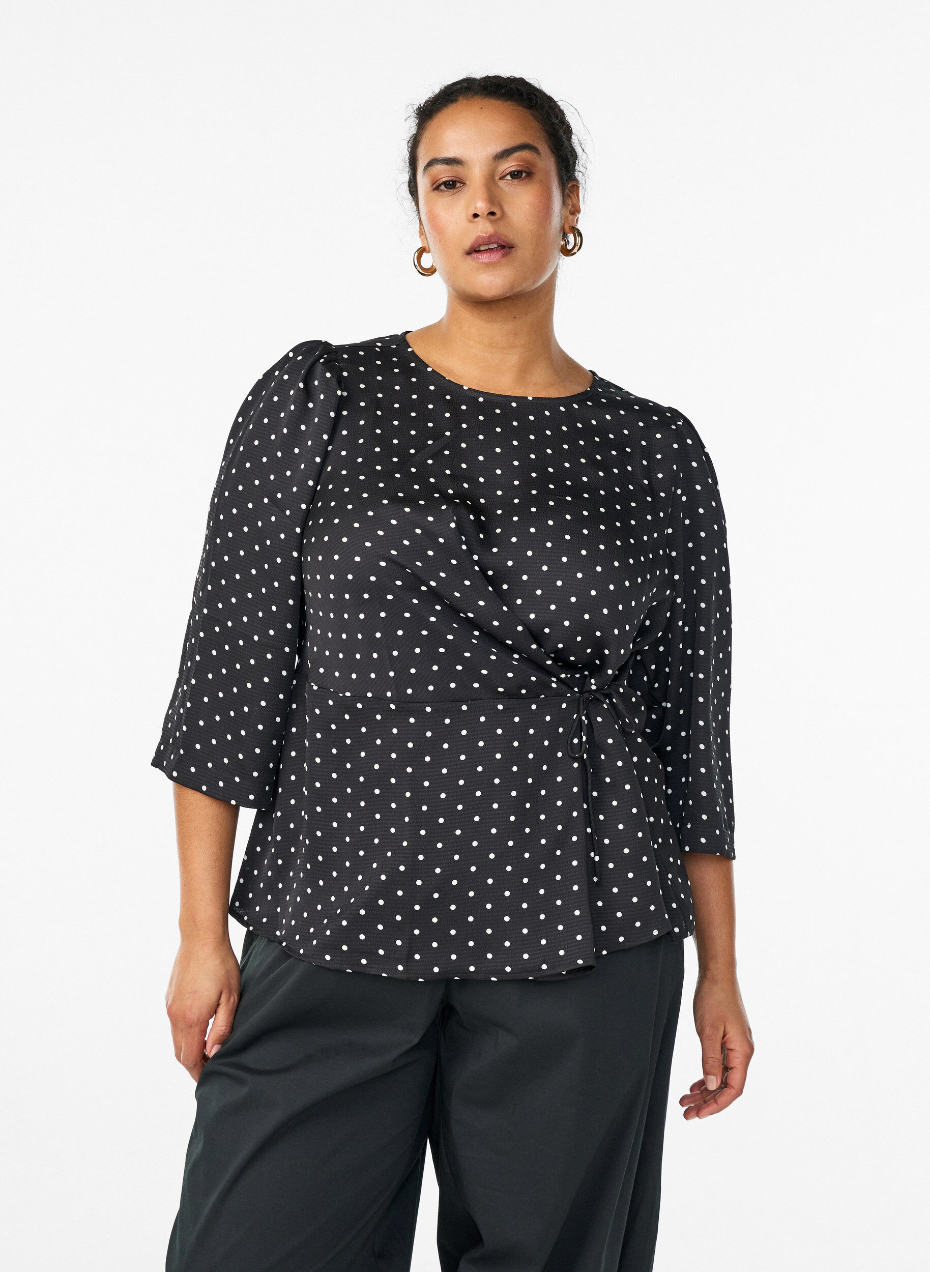 Zizzi Gepunktete Bluse mit Bindeband und 3/4-&Auml;rmeln, Schwarz, Model image number 0