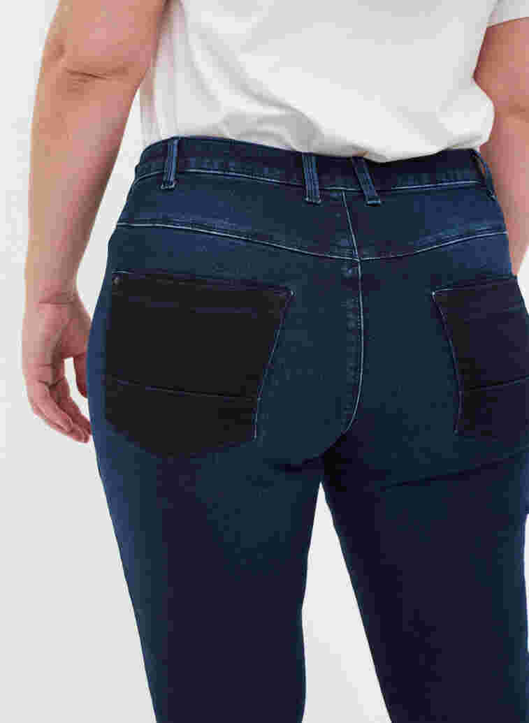 Super Slim Amy Jeans mit hoher Taille, Dark blue, Model image number 3
