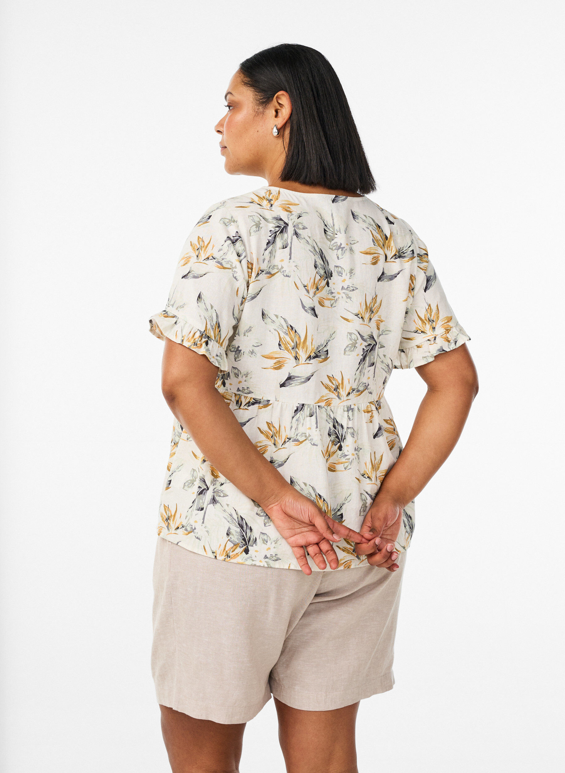 Zizzi Hoch taillierte Shorts aus Leinen und Viskose, Beige, Model image number 2