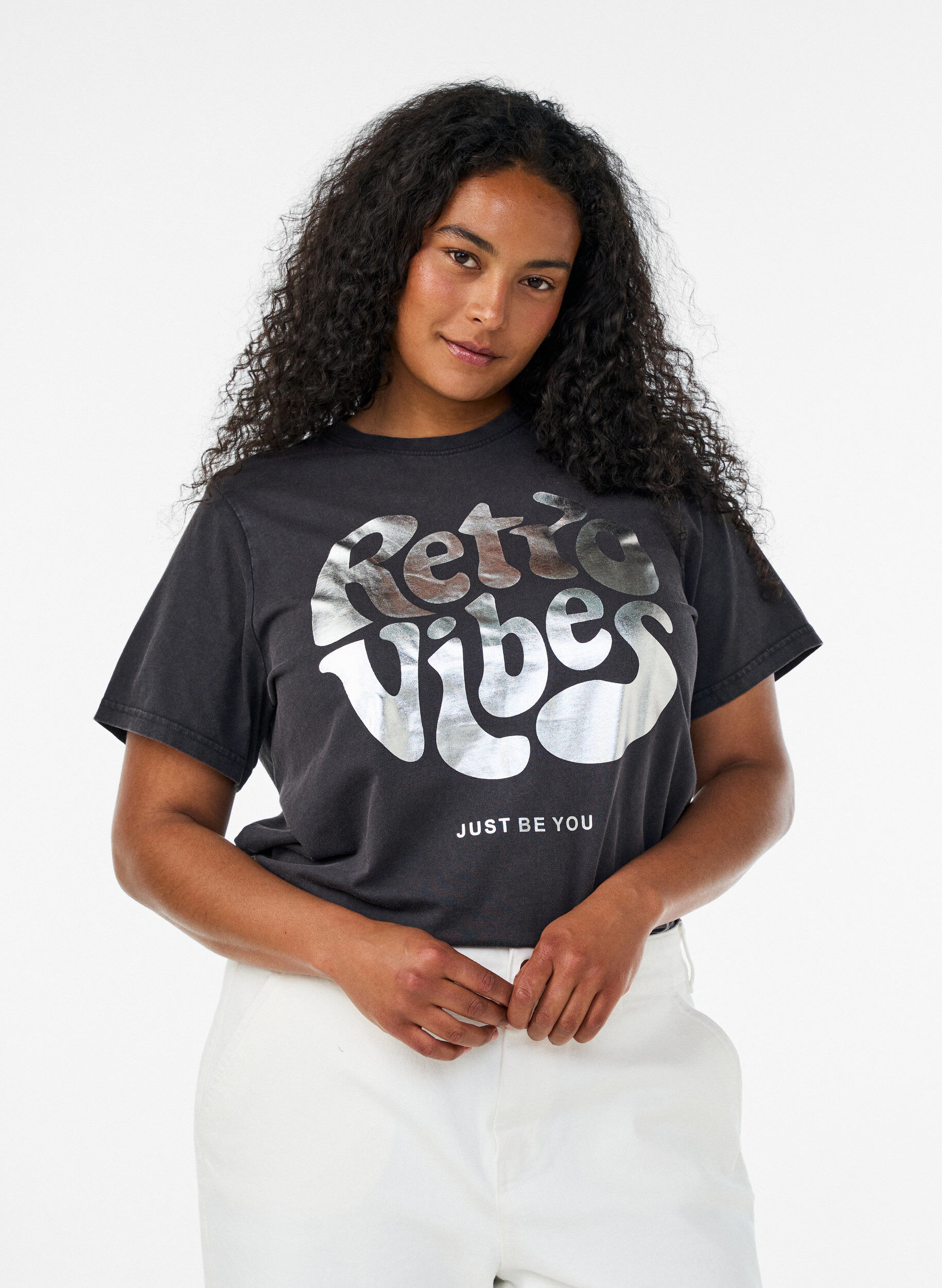 Grafik-T-Shirt aus Bio-Baumwolle, Schwarz, Model