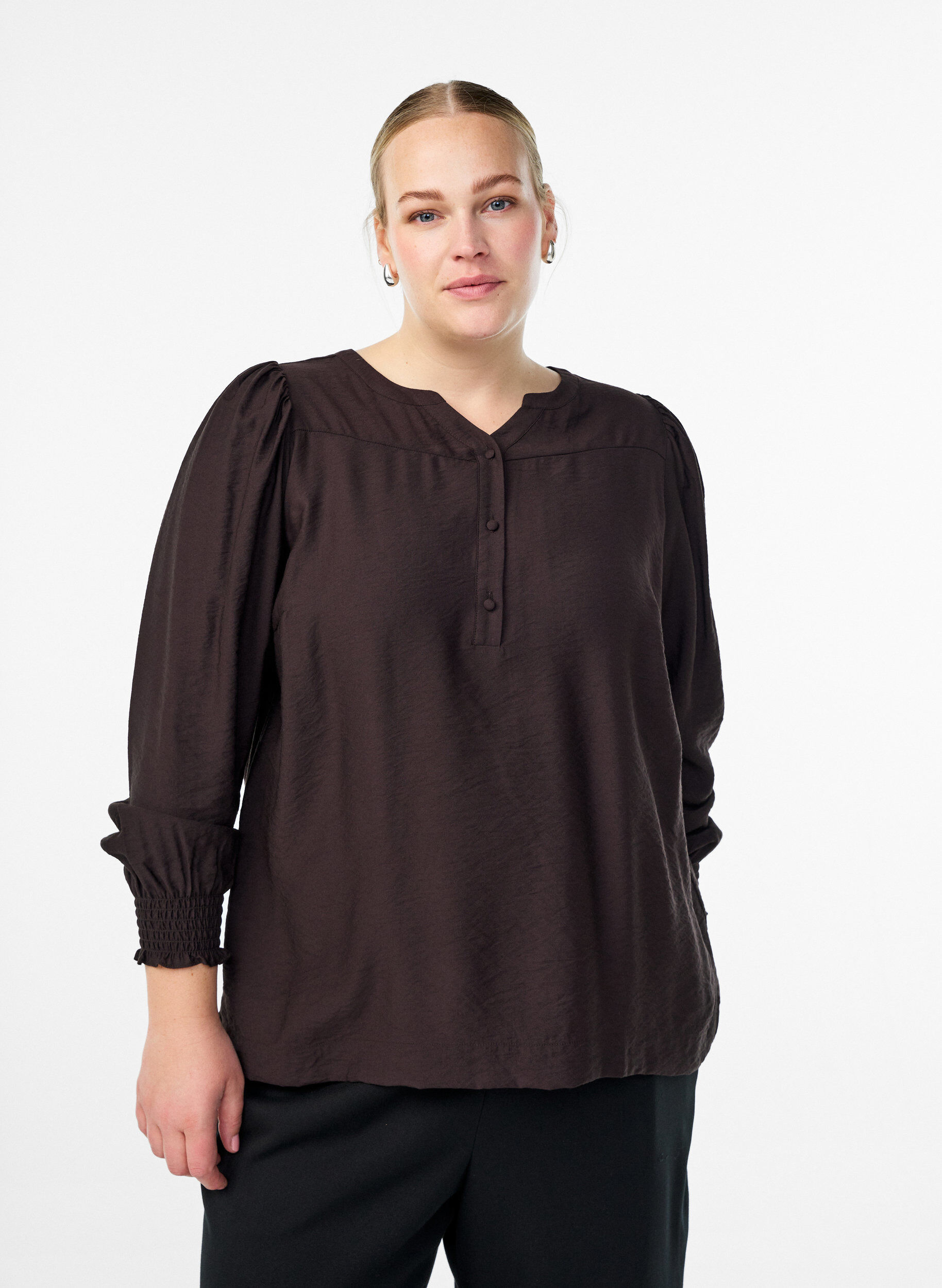 Bluse aus Viskose mit Smock und gerafften Details, Braun, Model