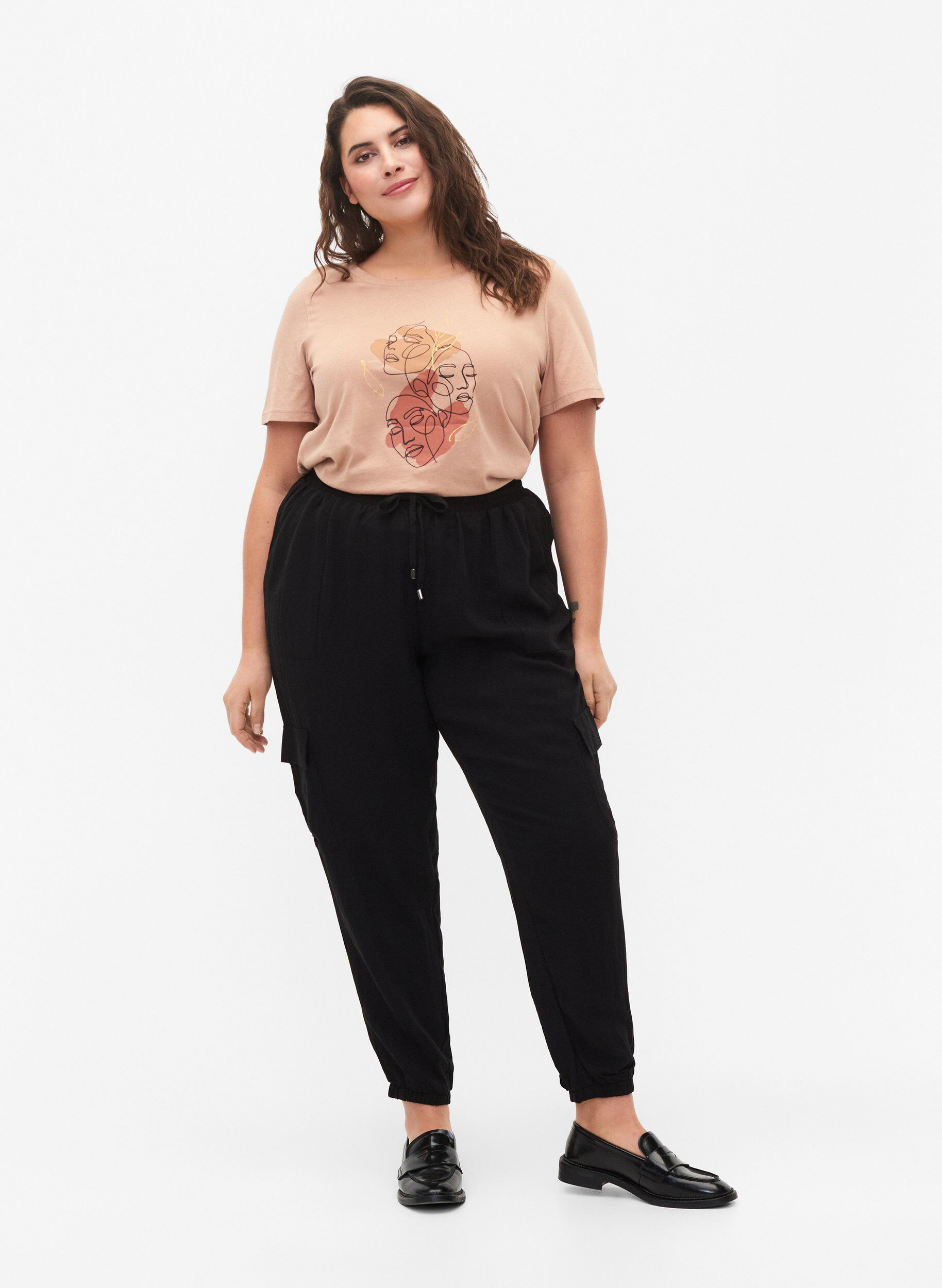 Zizzi Lockere Cargohose aus Viskose, Black, Model image number 0