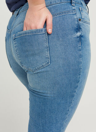 Extra Slim Fit Sanna Jeans mit Schlitzdetails, Light blue denim, Model image number 2