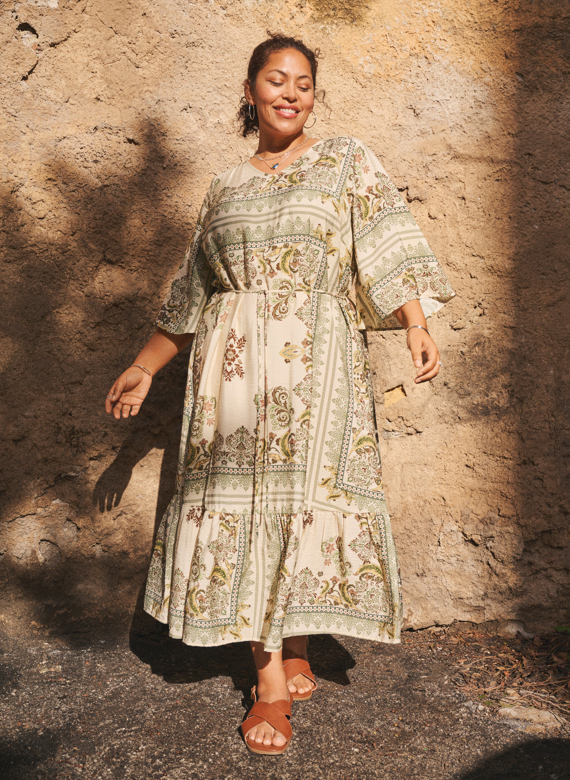 Gemustertes Midikleid aus Viskose mit Bindeg&uuml;rtel