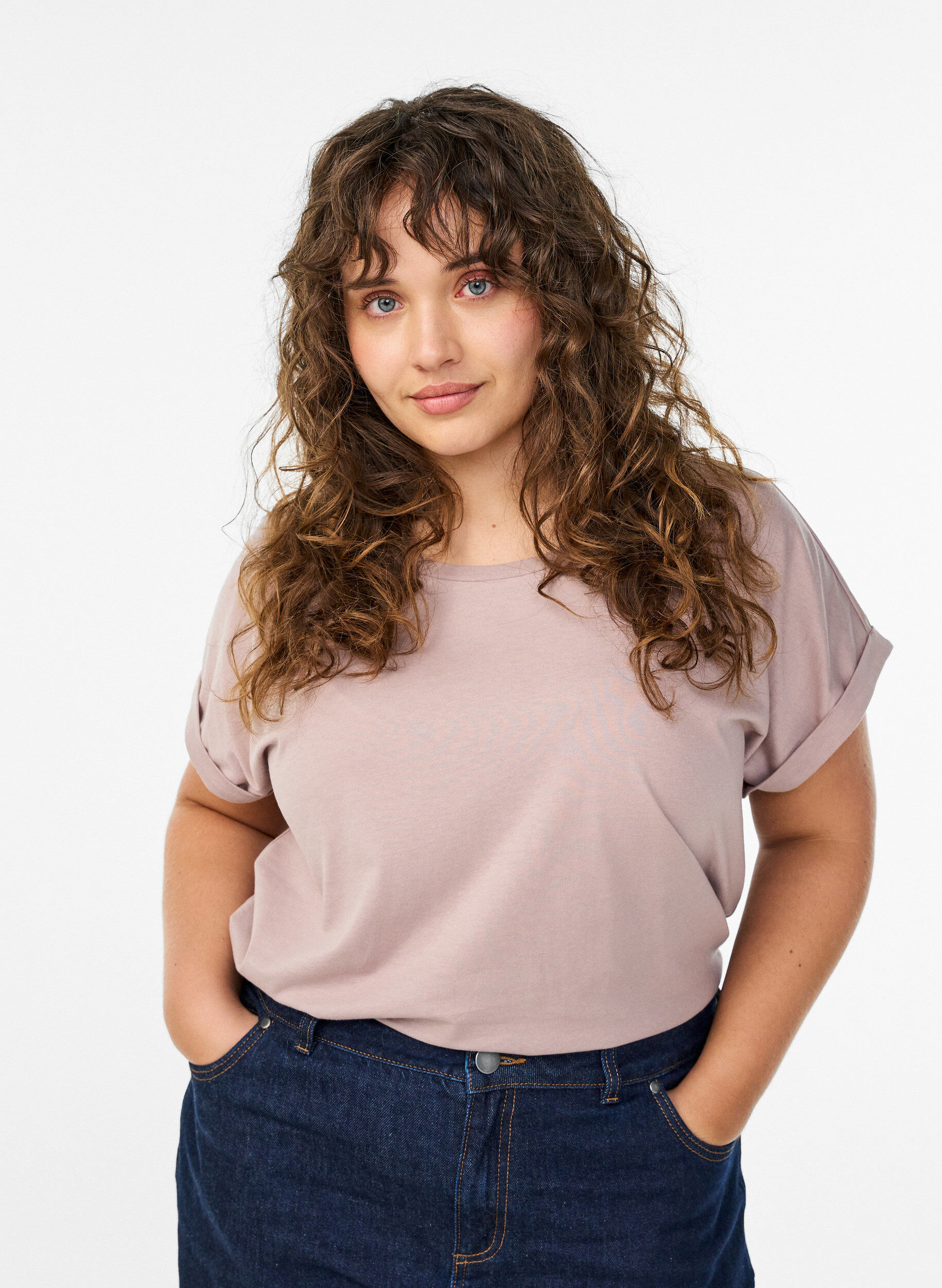 Kurz&auml;rmliges T-Shirt aus einer Baumwollmischung, Rot, Model