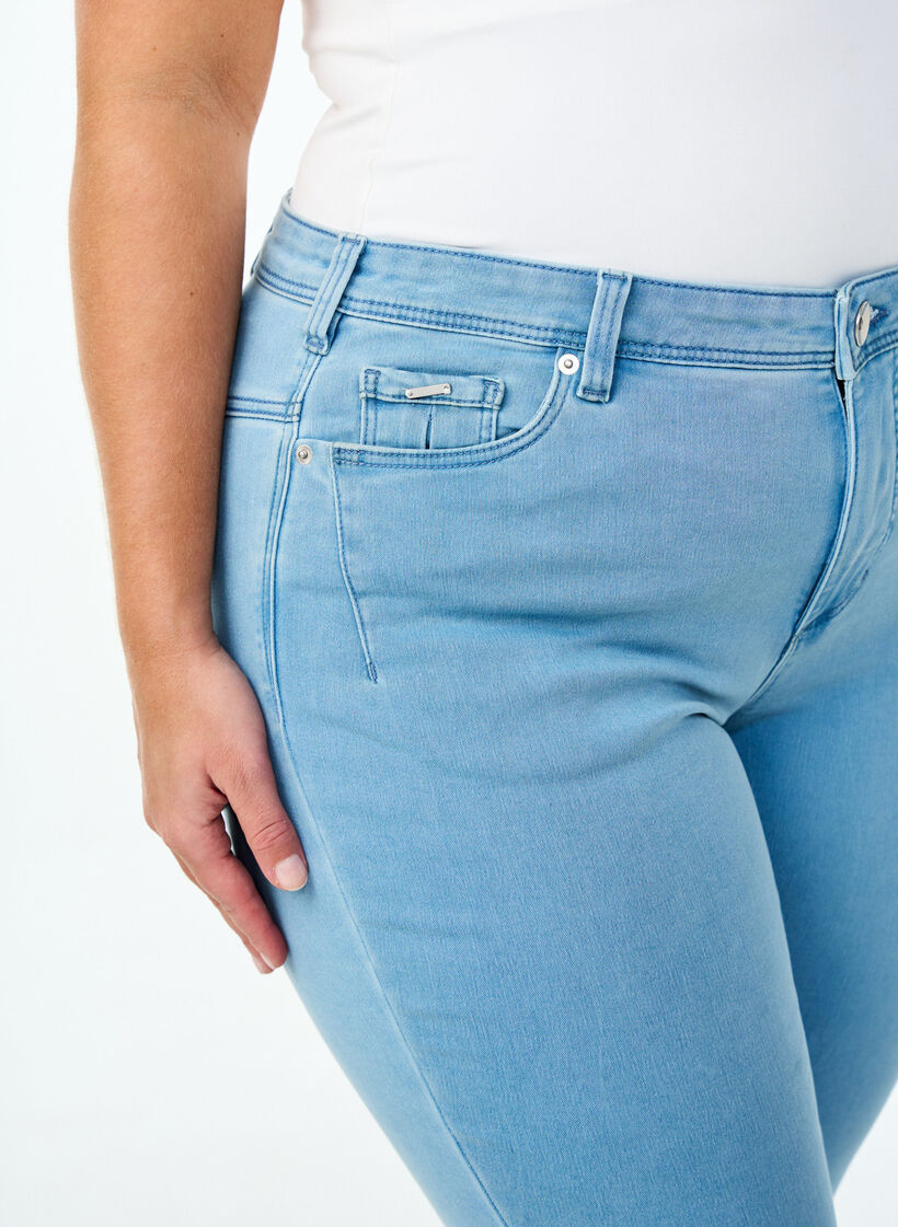 Cropped Amy Jeans mit Rei&szlig;verschluss, Blau, Model image number 3