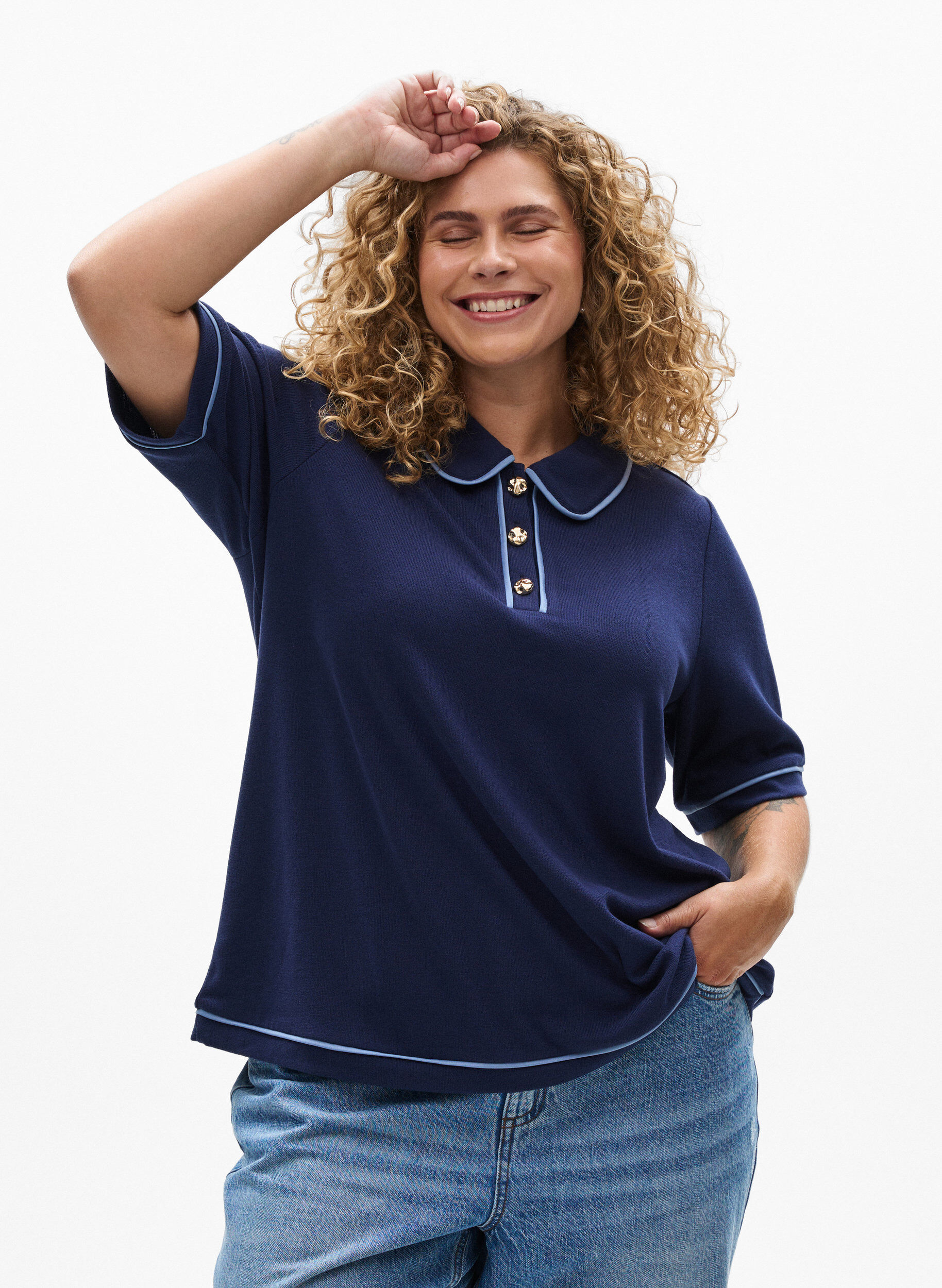 Poloshirt aus Jersey mit kontrastierenden Bes&auml;tzen, Blau, Model
