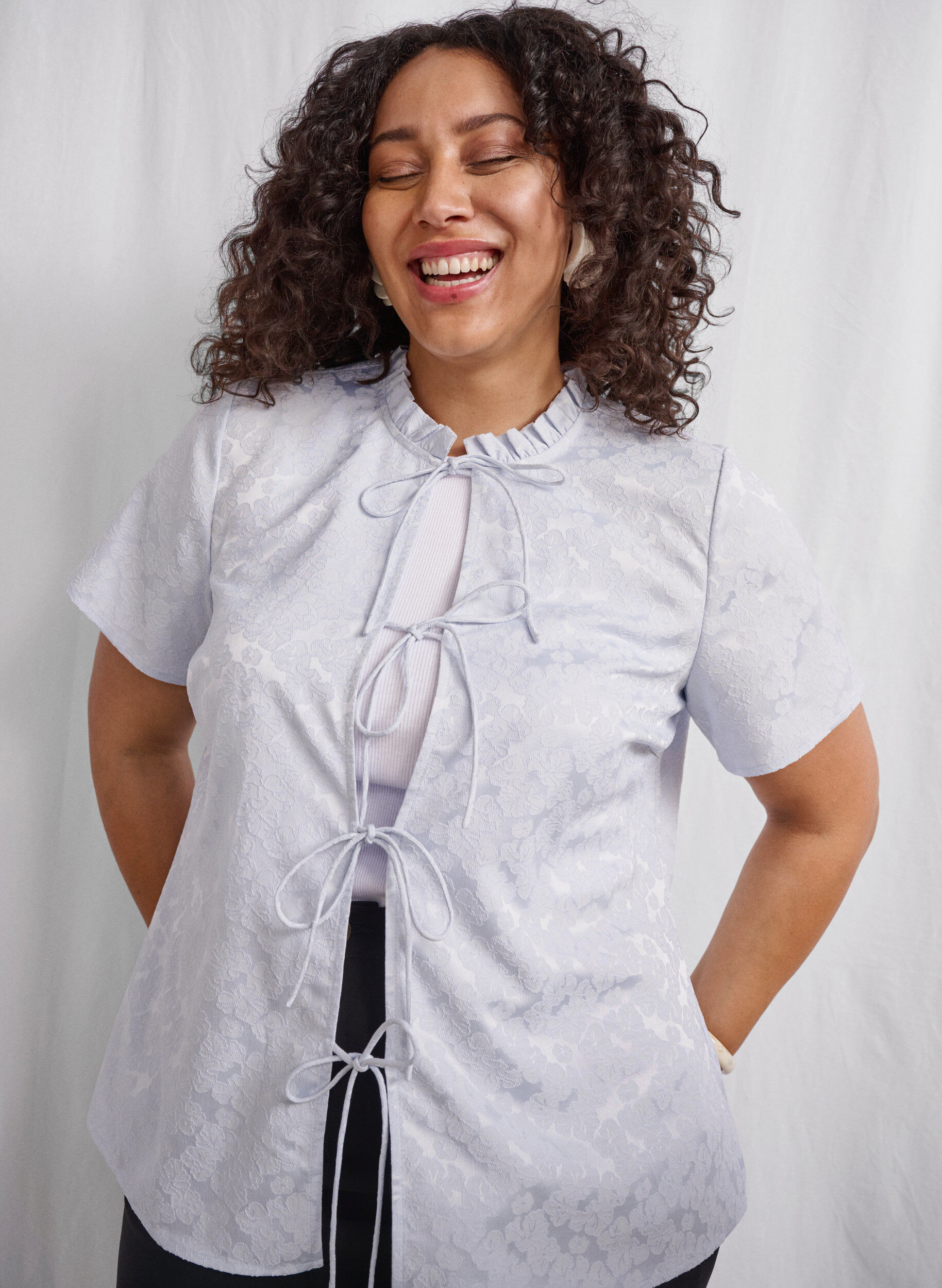 Zizzi Kurz&auml;rmelige Jacquard-Bluse mit Schleifen, Blau, Image image number 0