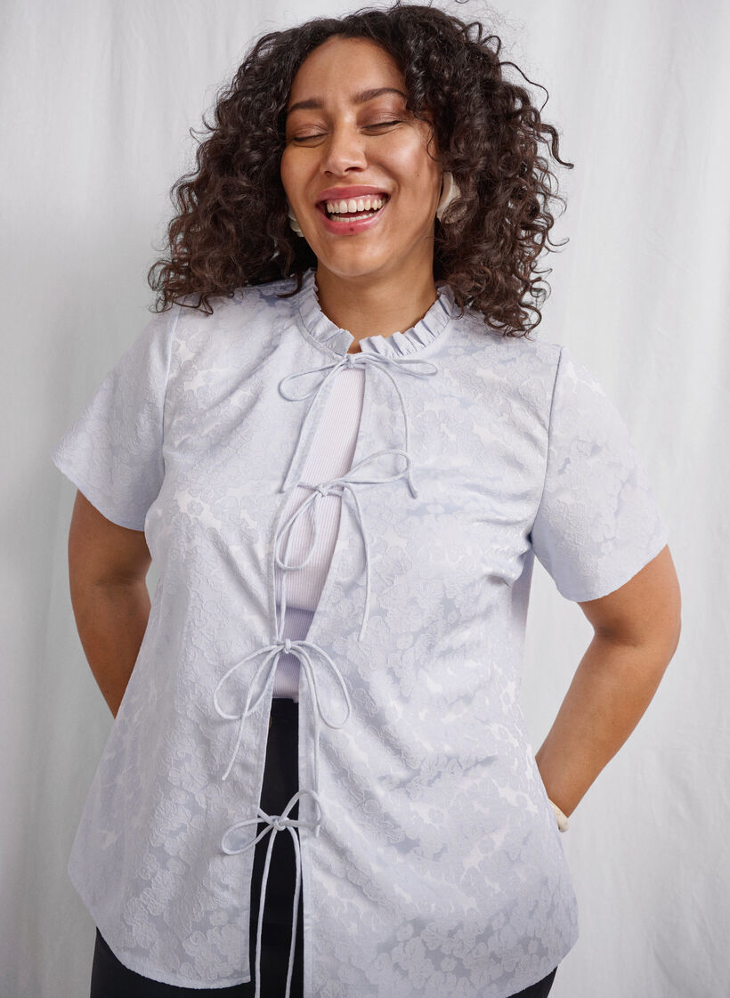 Kurzärmelige Jacquard-Bluse mit Schleifen, Blau, Image image number 0