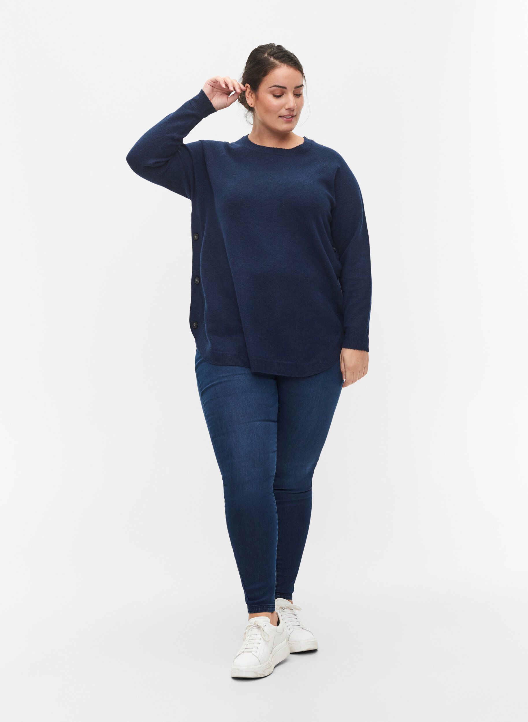 Zizzi Gestricker Pullover in melierter Optik mit Knopfdetails, Navy Blazer Mel., Model image number 3