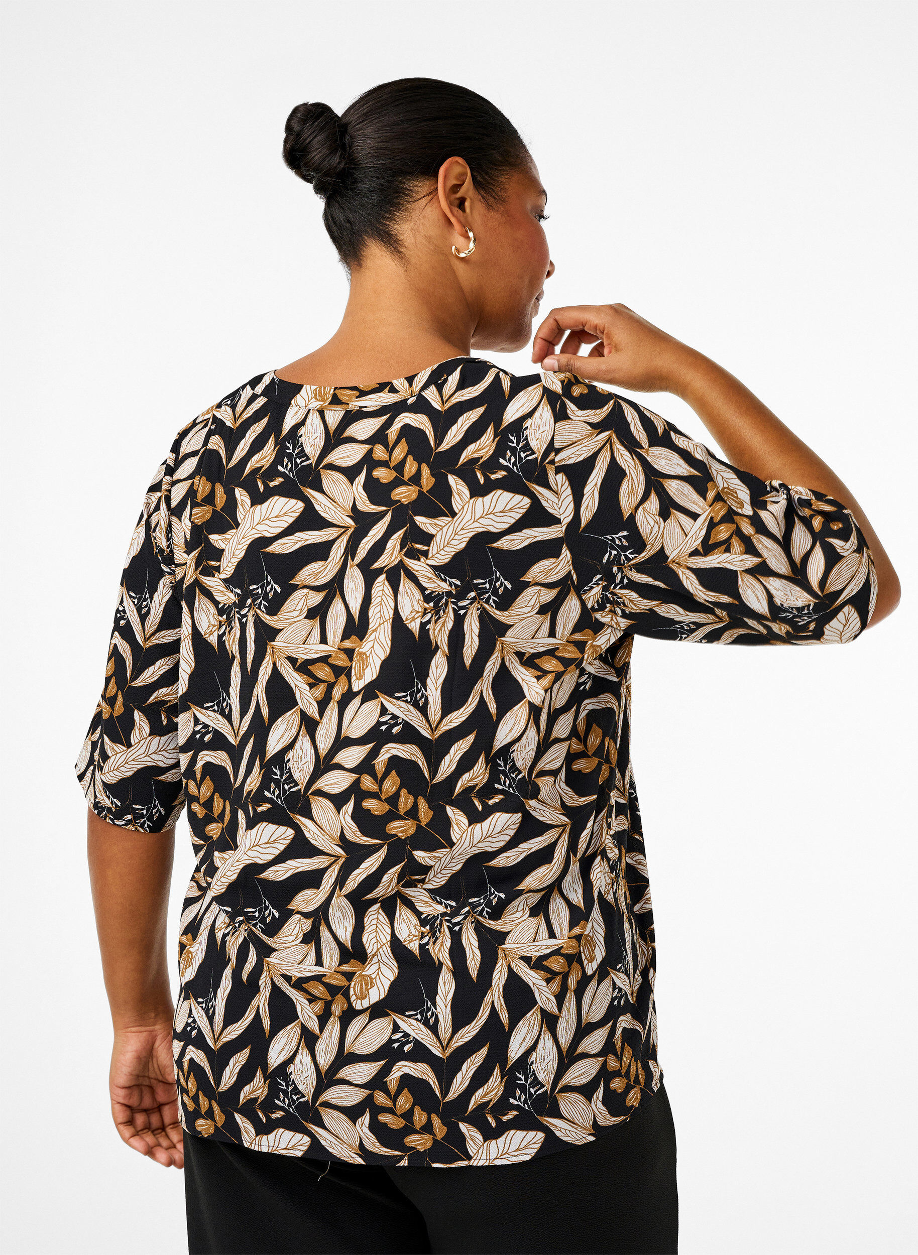 Zizzi Bluse mit V-Ausschnitt und Bl&auml;tter-Aufdruck, Black Leaf AOP, Model image number 1