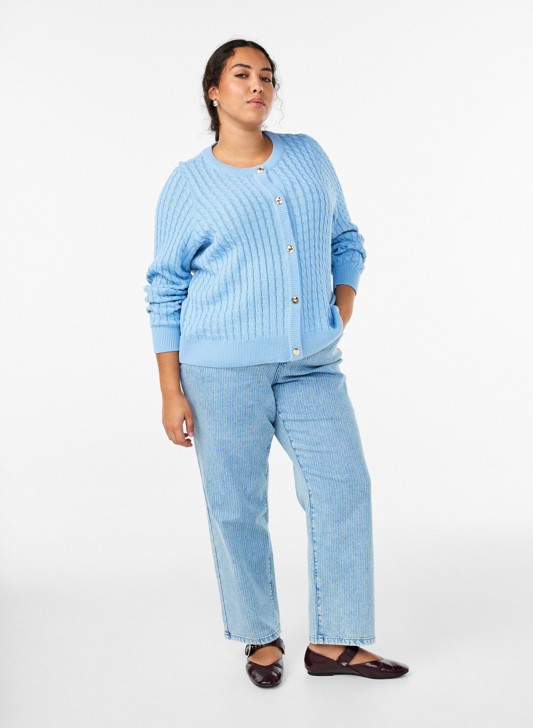 Zizzi Zopfmuster-Strickjacke mit goldenen Kn&ouml;pfen, Blau, Model image number 1