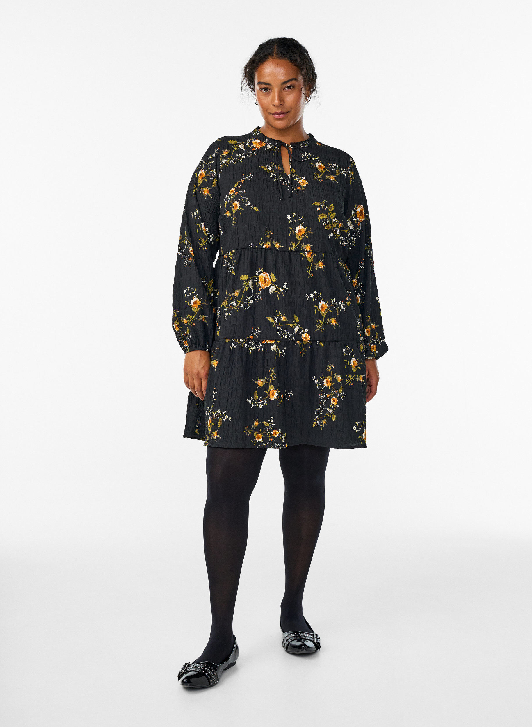 ZizziGebl&uuml;mtes Kleid mit Bindeverschluss, Schwarz, Model image number 1