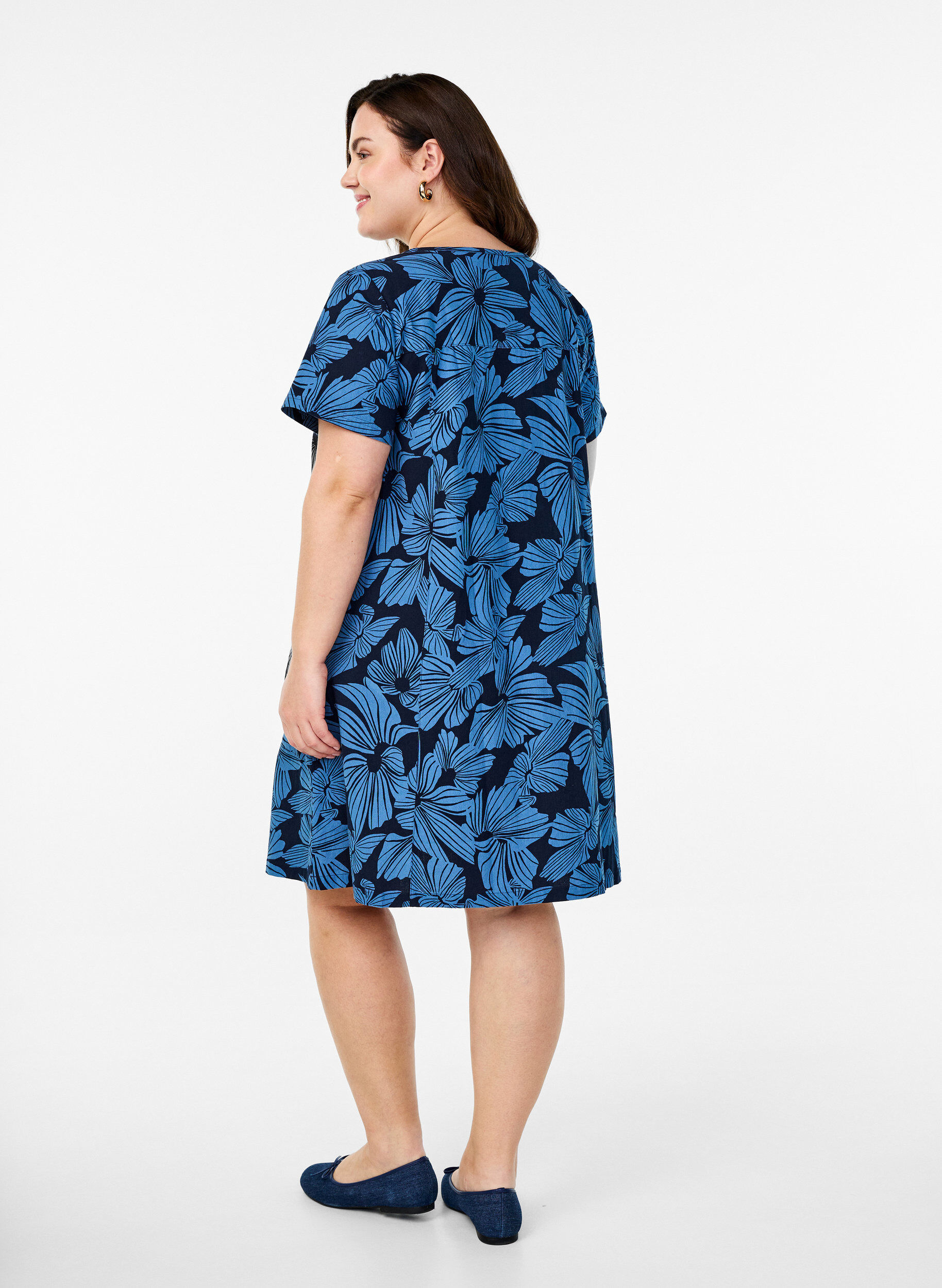 Zizzi Kurzes A-Linien-Kleid mit floralem Print, Blau, Model image number 2
