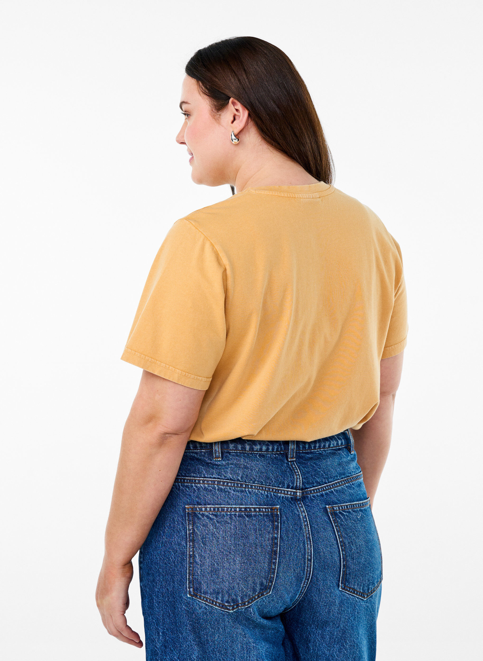 Zizzi T-Shirt aus Bio-Baumwolle mit coolem Print, Gelb, Model image number 2