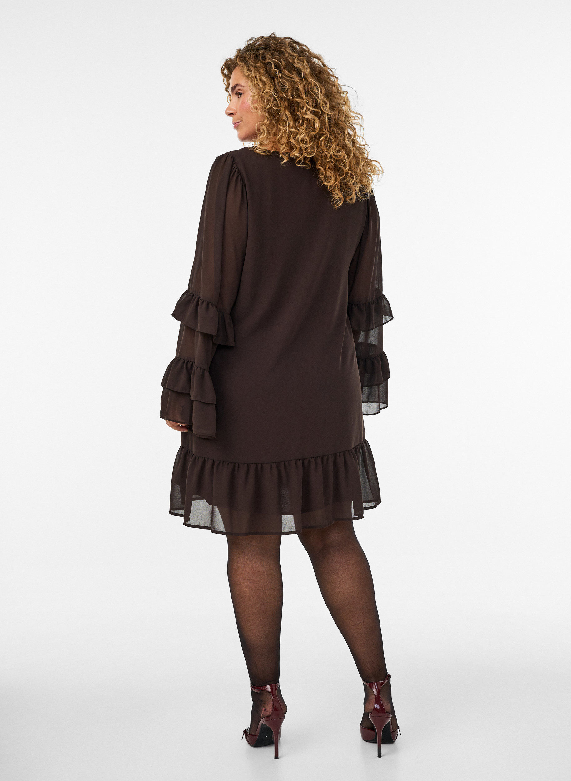 ZizziKurzes Kleid mit transparenten R&uuml;schen&auml;rmeln, Braun, Model image number 2