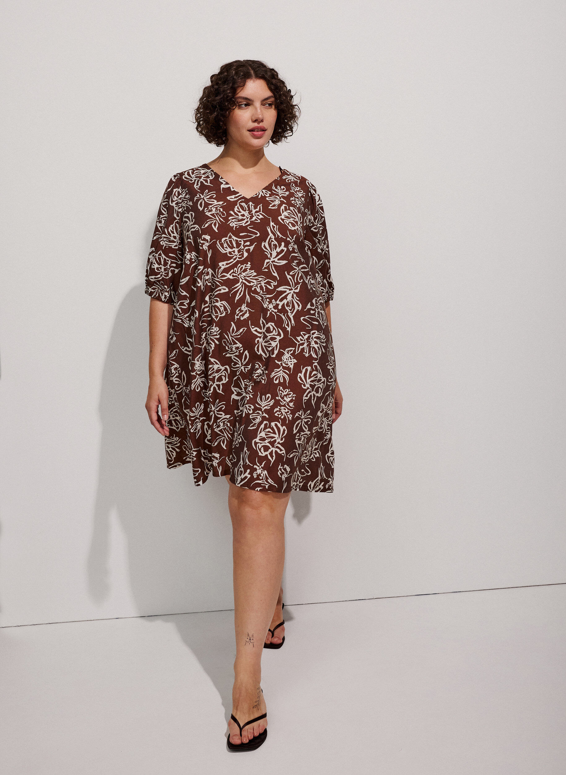 ZizziKurzes A-Linien-Kleid mit V-Ausschnitt, Braun, Model image number 1
