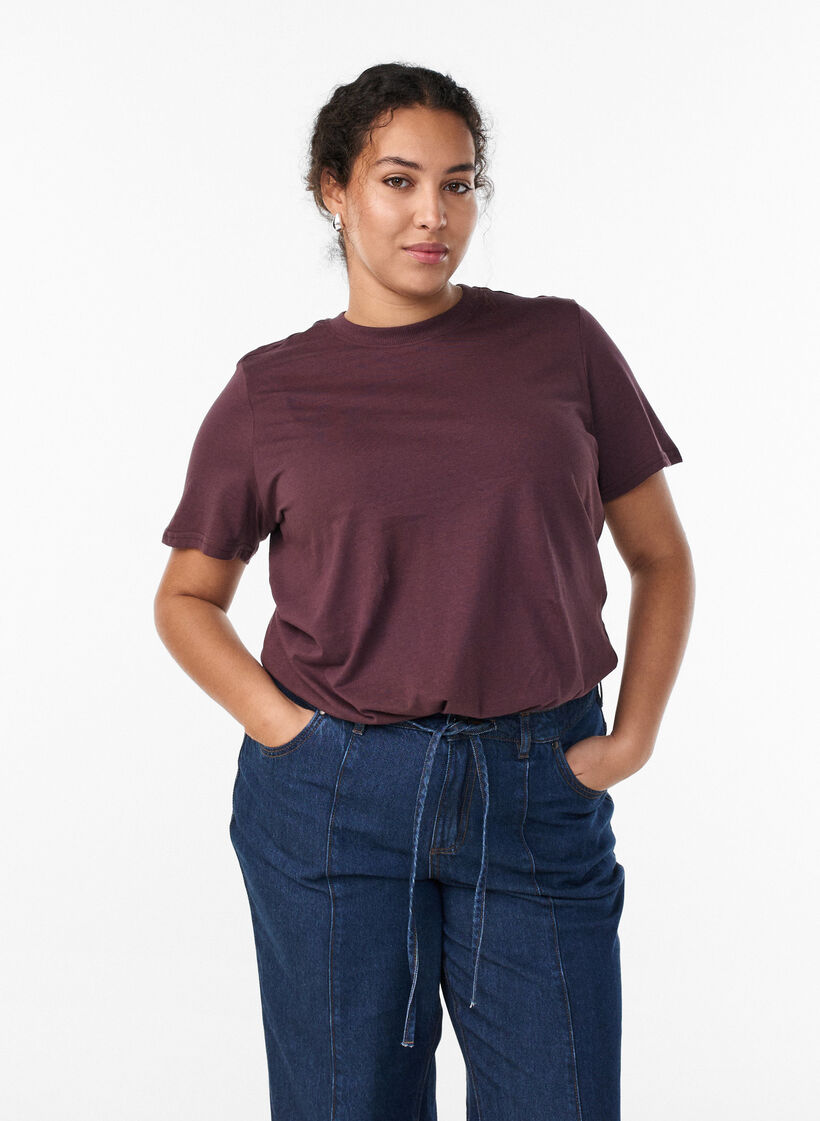 Basic-T-Shirt aus Baumwolle mit Rundhalsausschnitt, Dunkles Bordeaux, Model image number 0