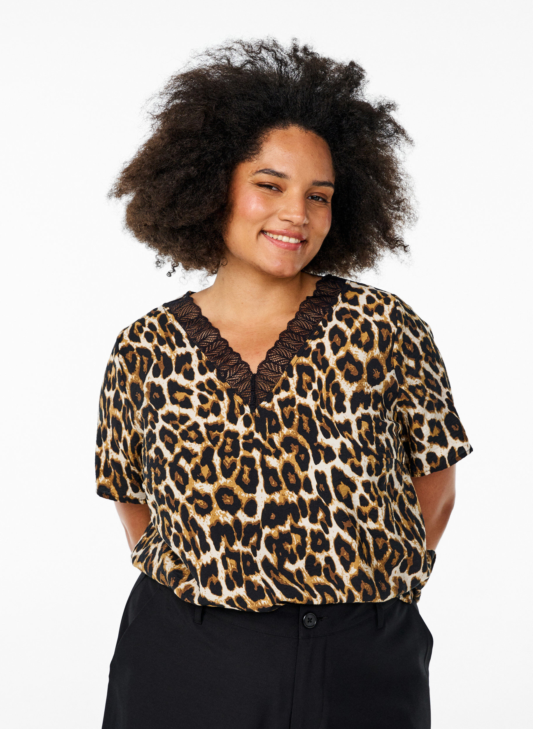 Zizzi Kurz&auml;rmelige Viskosebluse mit Spitzenbesatz, Braun, Model image number 0