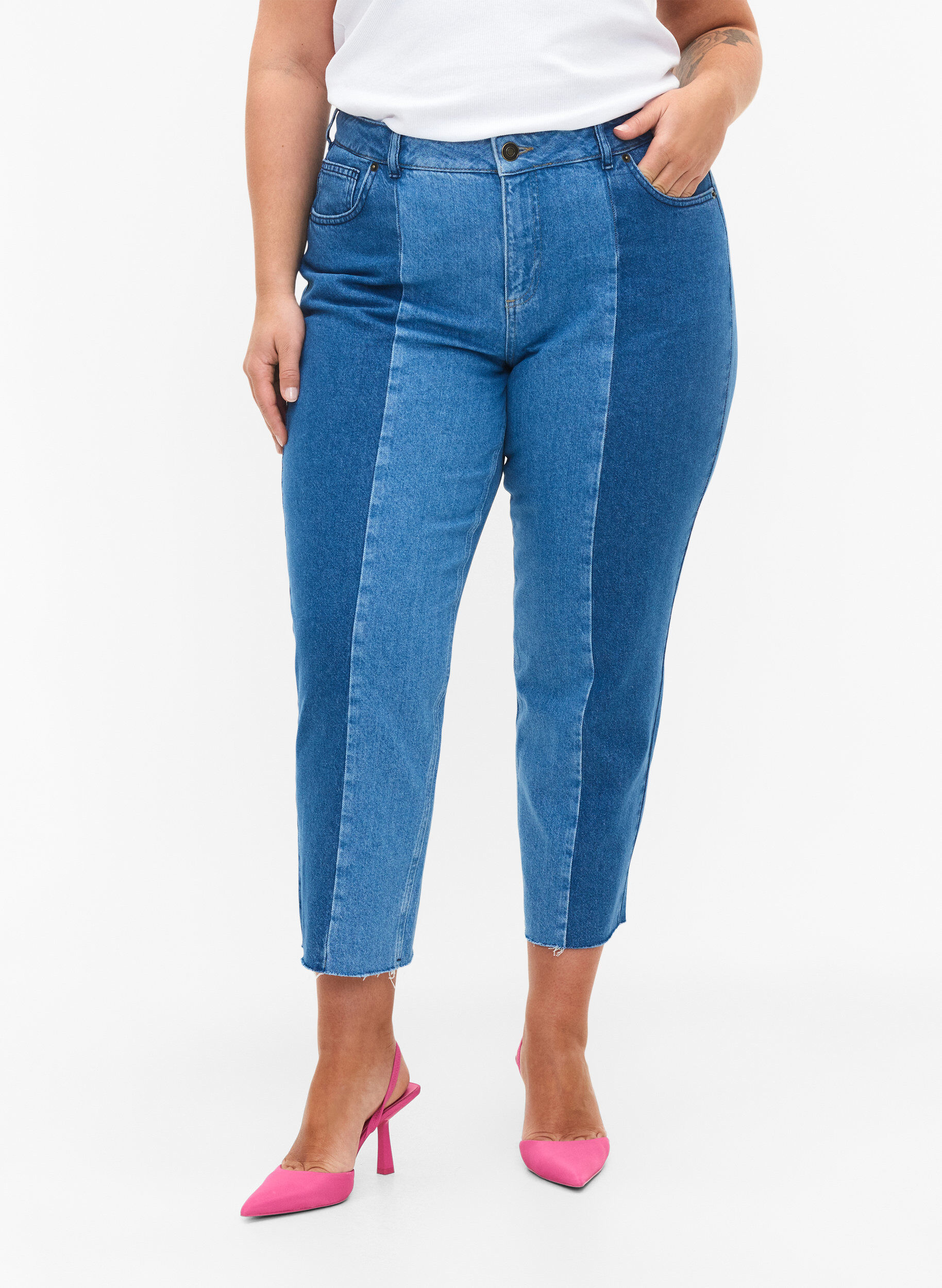 Zizzi Cropped Vera jeans mit Colorblock, Blue denim, Model image number 3