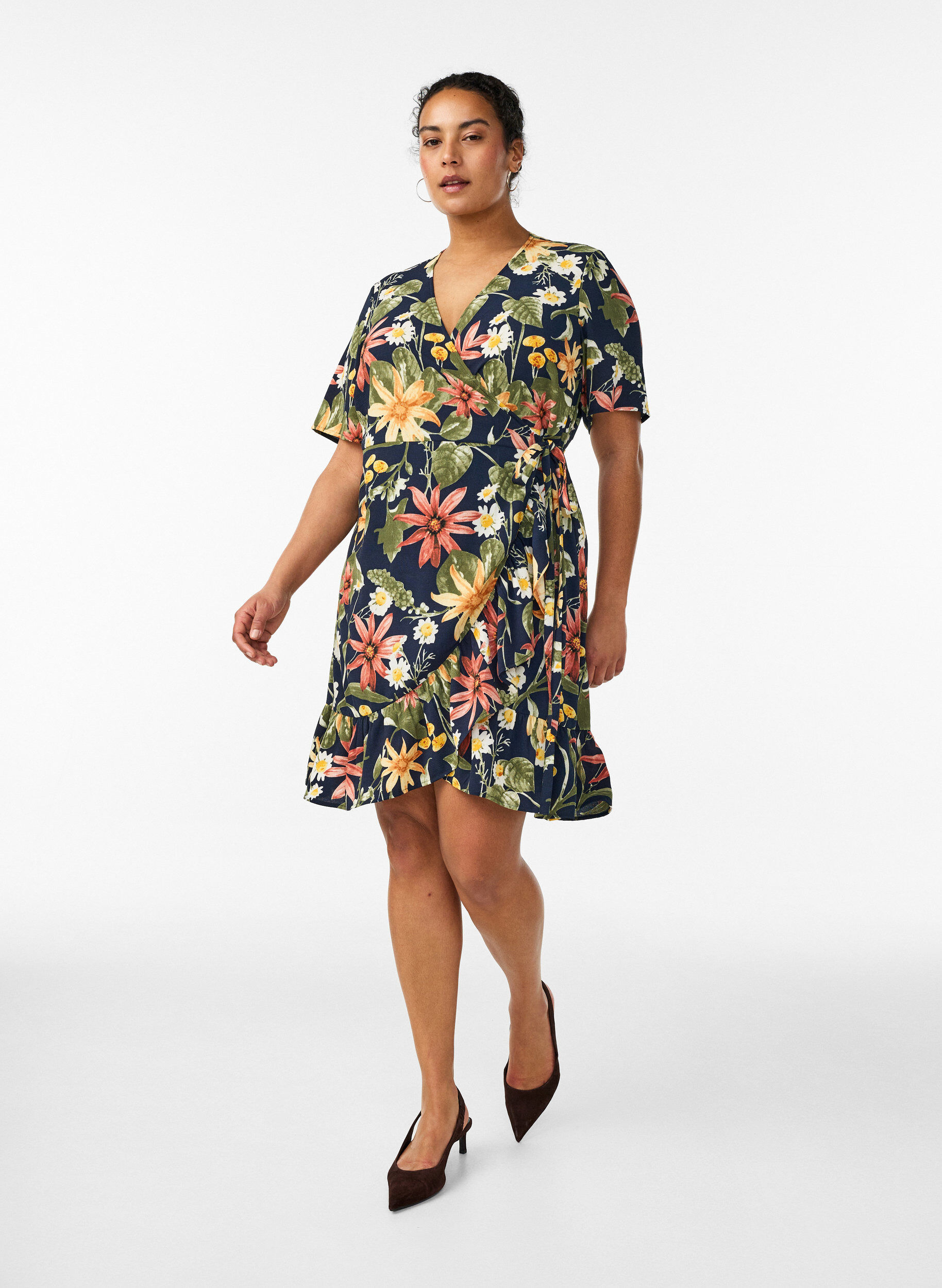 Zizzi Blumiges Wickelkleid mit kurzen &Auml;rmeln, Blau, Model image number 1