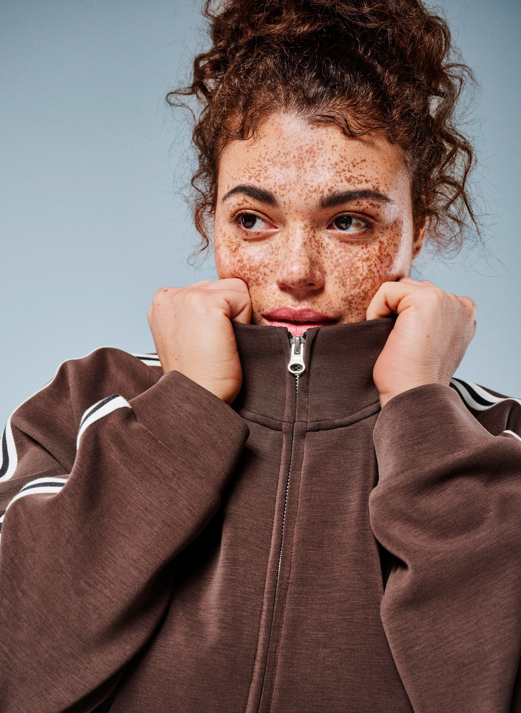 Hochgeschlossenes Trainingstop mit Streifen an den &Auml;rmeln