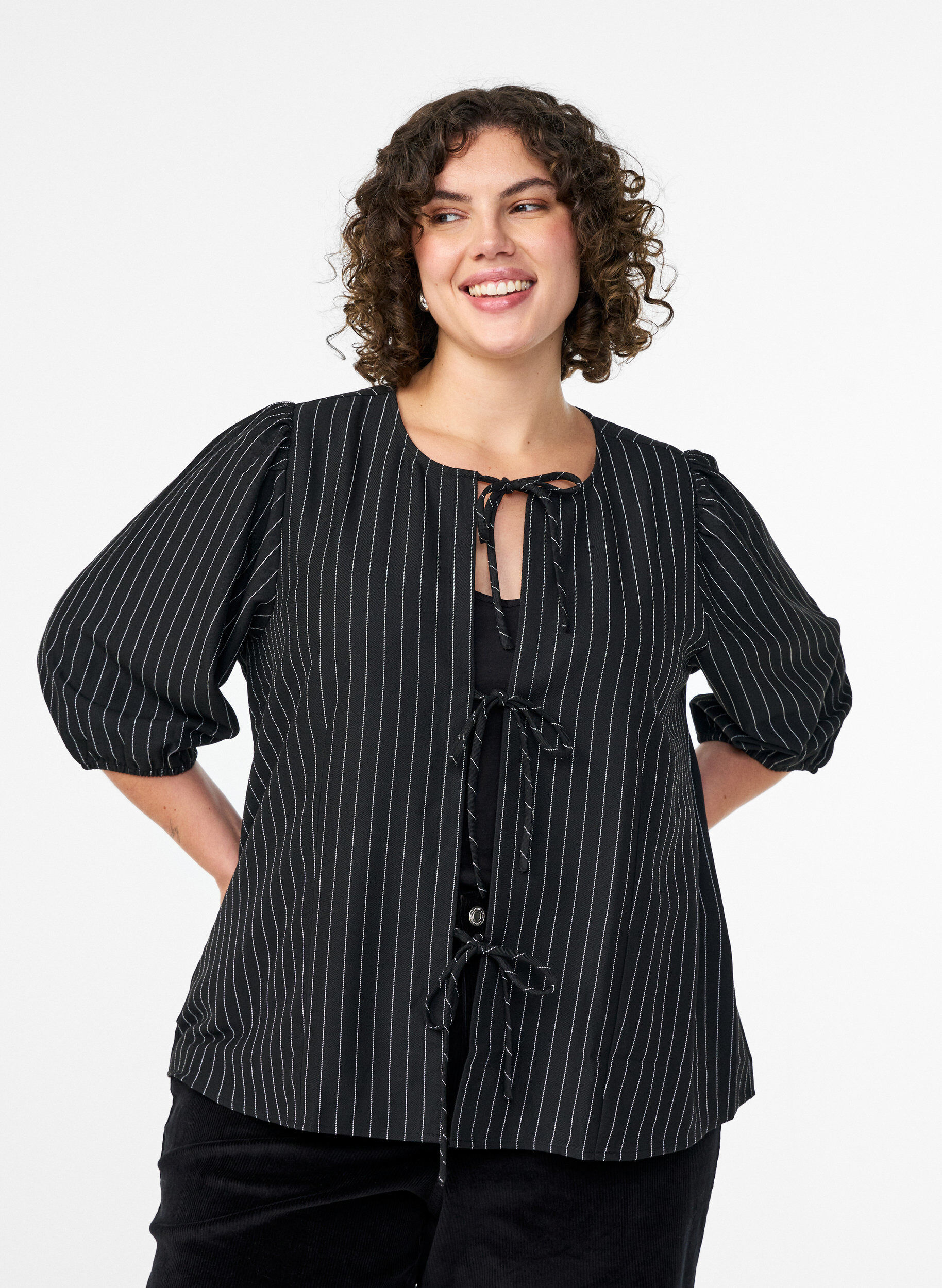 Zizzi Bluse mit Nadelstreifen und Bindeb&auml;ndern, Schwarz, Model image number 0